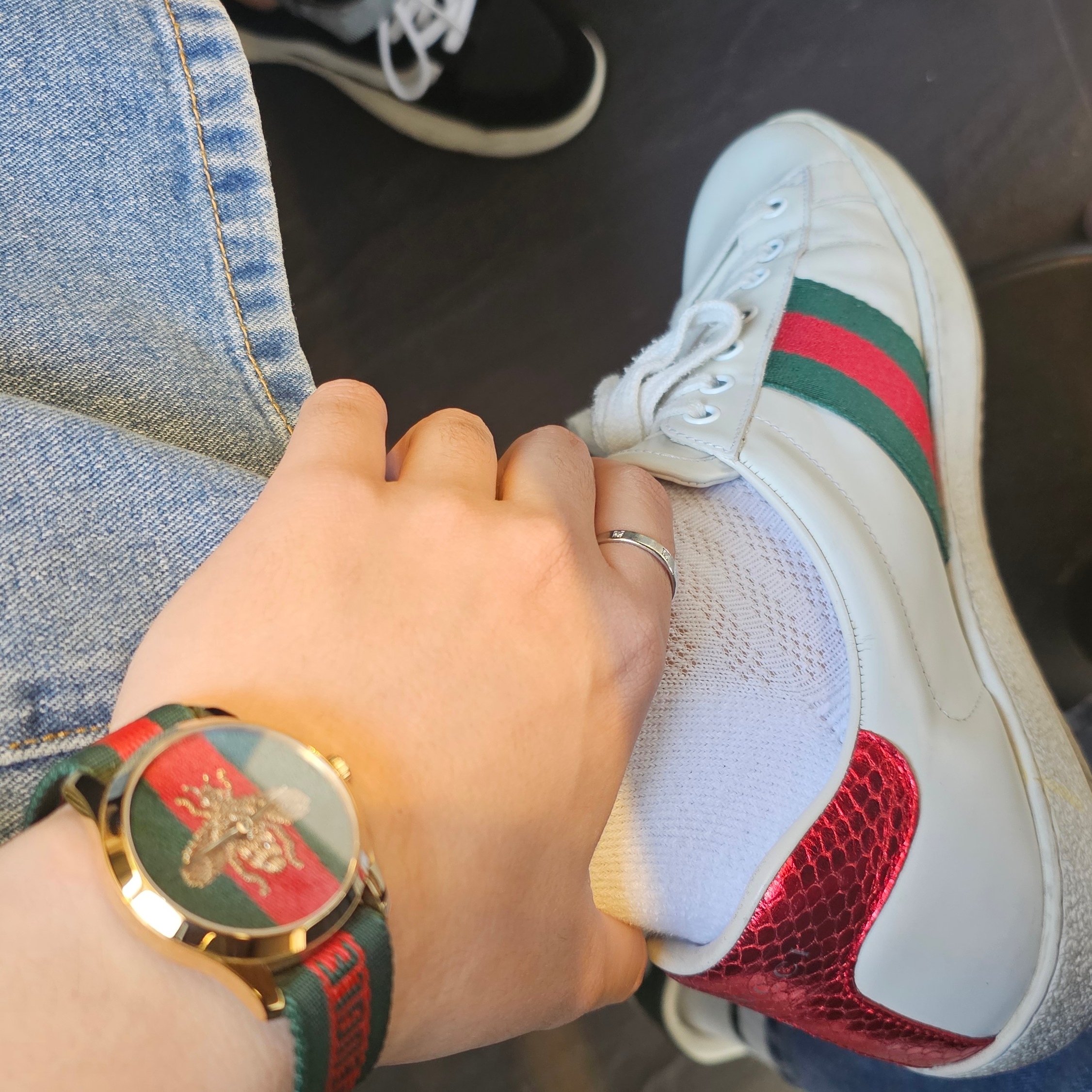 Gucci Ace Embroidered Bee, Gucci G-Timeless Quartz 38mm Fabric Green Red 착용 스타일