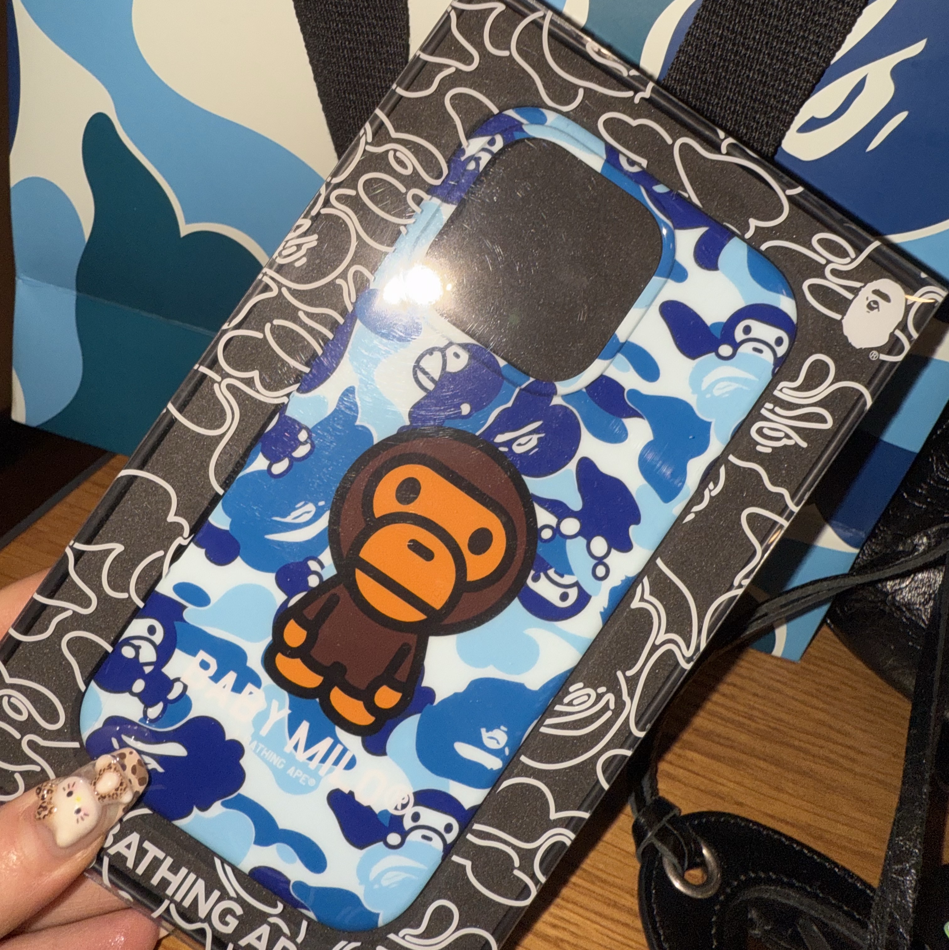 BAPE ABC Milo Camo iPhone 16 Case Blue 착용 스타일 - 2