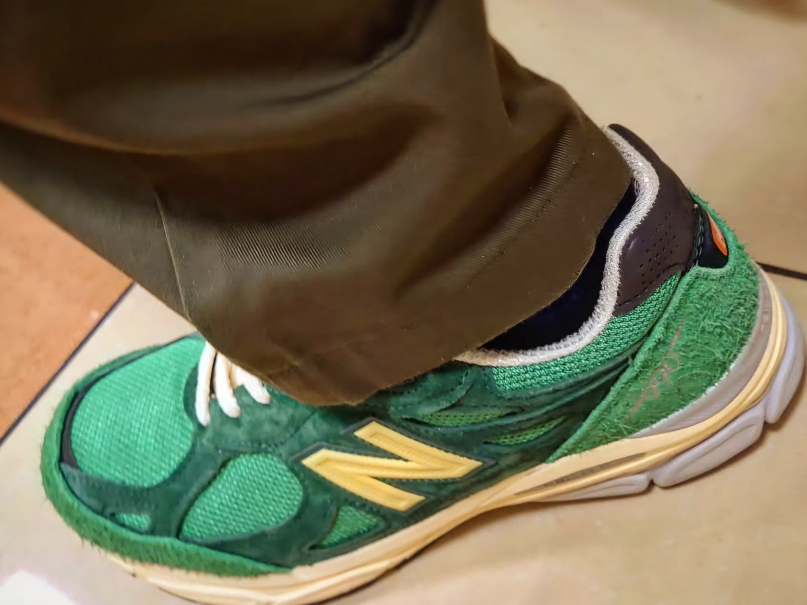 New Balance 990v3 Made in USA Kelly Green Varsity Gold 착용 스타일