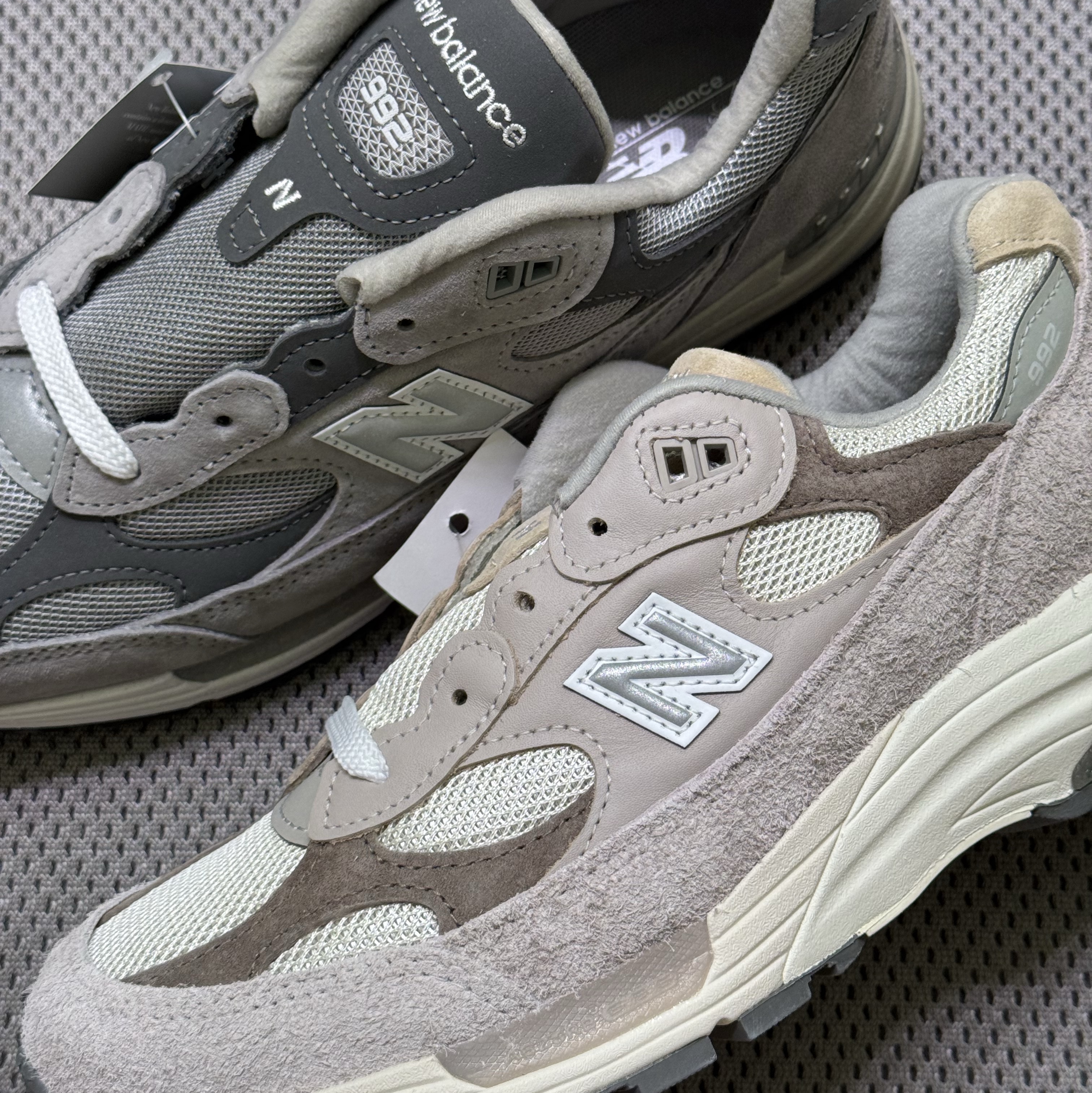 New Balance 992 Made in USA Moonrock Mushroom, New Balance 992 Made in USA Core Grey Silver Metallic 착용 스타일 - 2