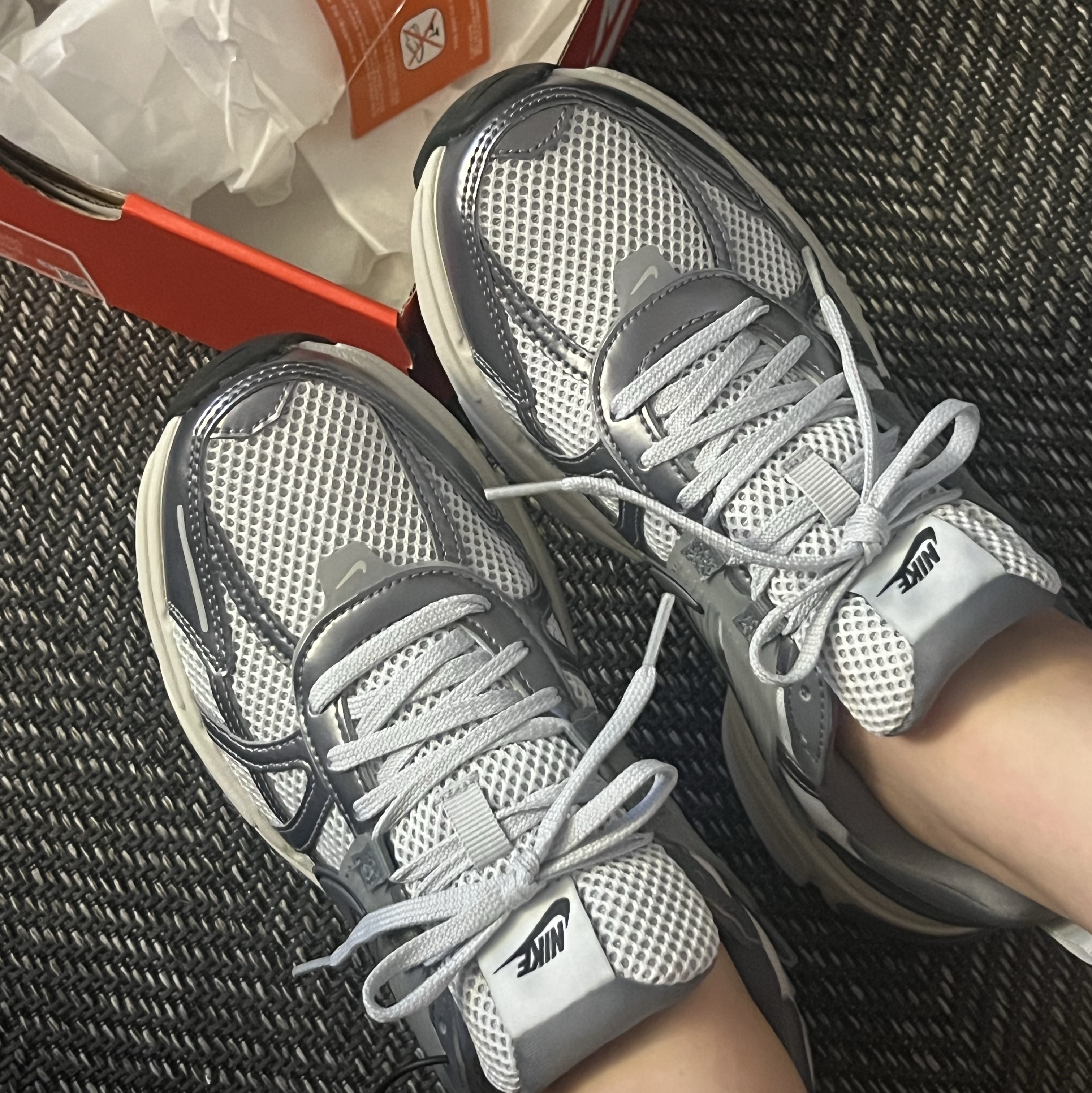 Nike V2K Run Pure Platinum Wolf Grey 착용 스타일