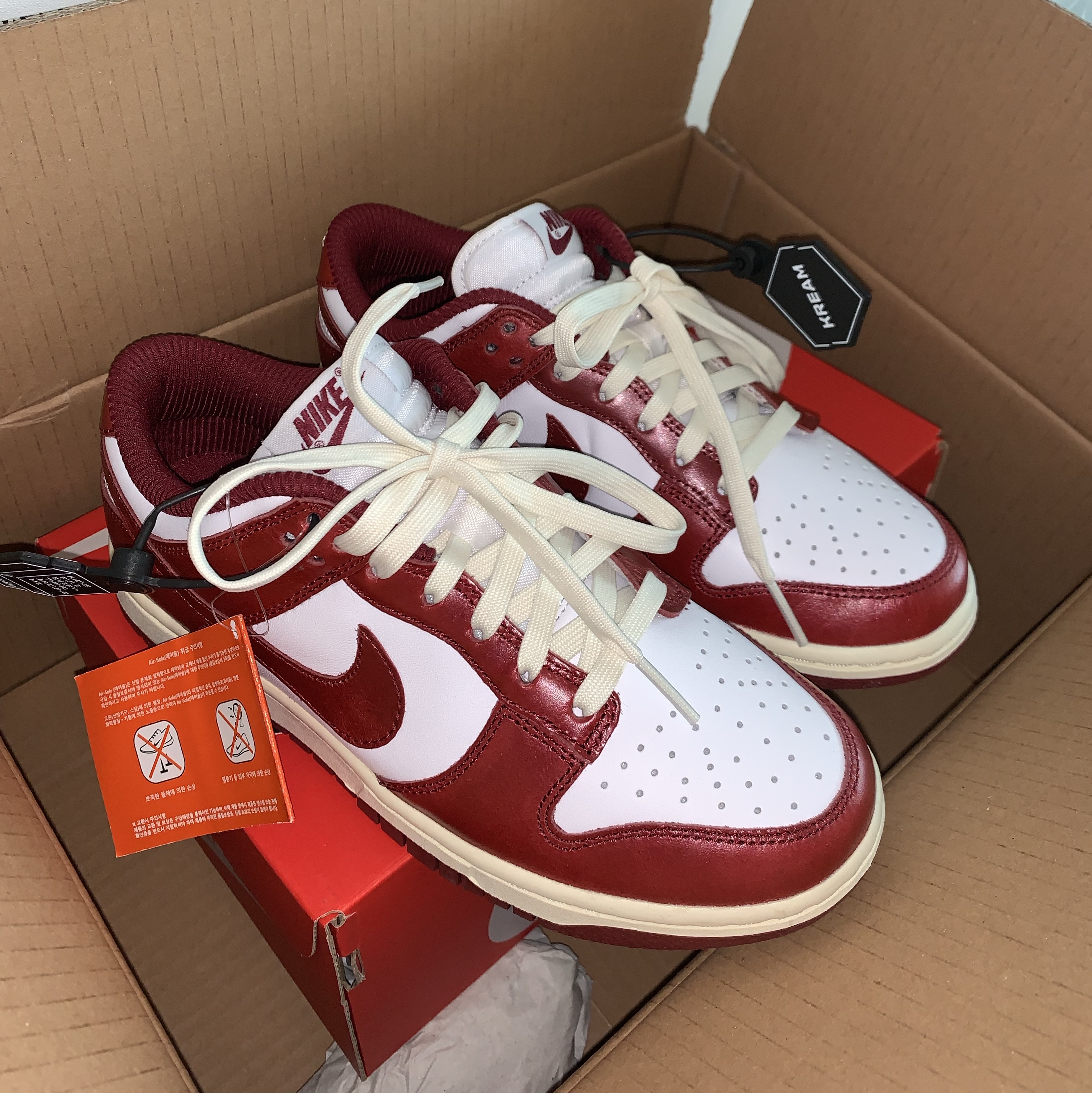 (W) Nike Dunk Low Retro PRM Team Red and White 착용 스타일 - 3