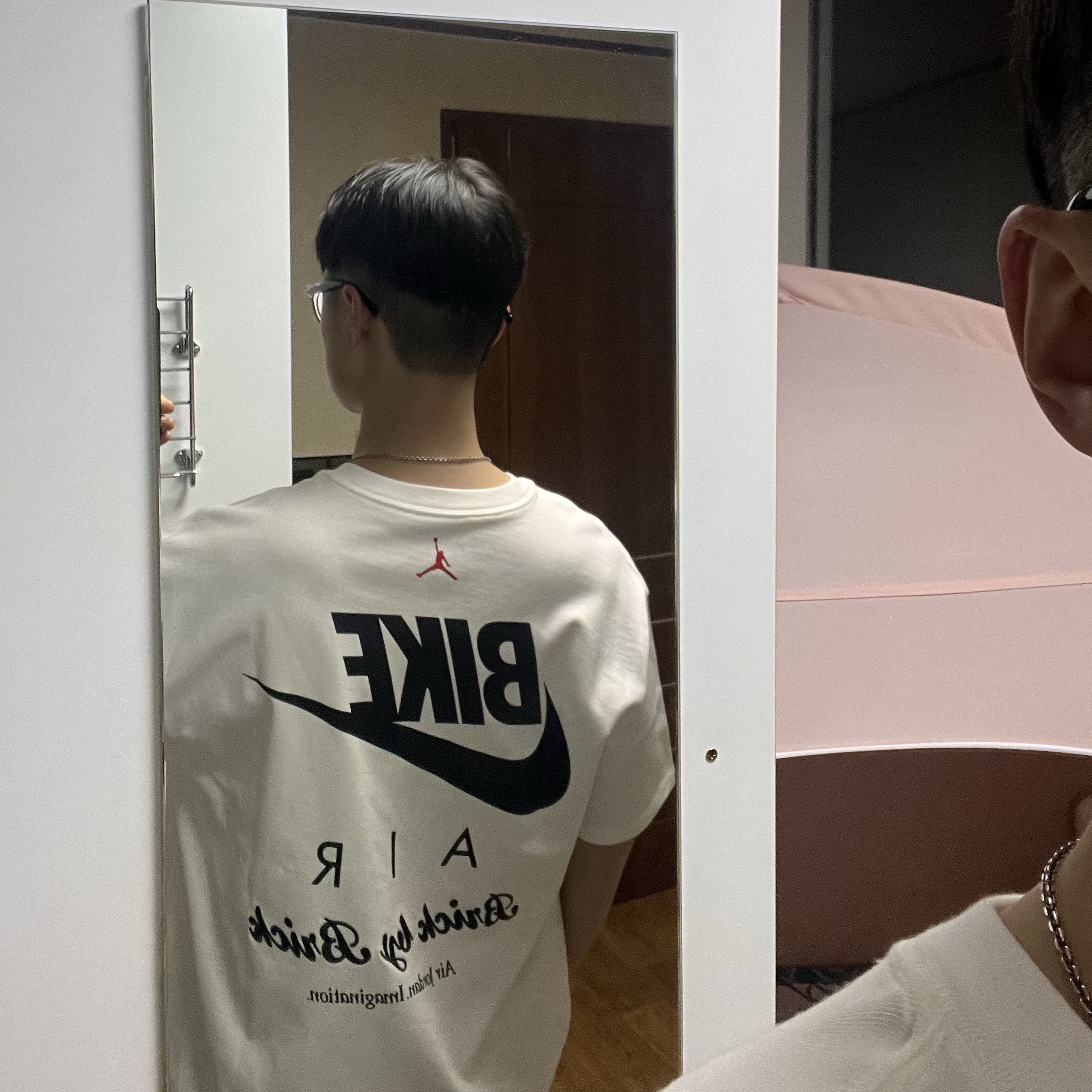Jordan x Nigel Sylvester T-Shirt White (HQ1736-100), Jordan x Nigel Sylvester T-Shirt Black (HQ1736-010) 착용 스타일 - 2