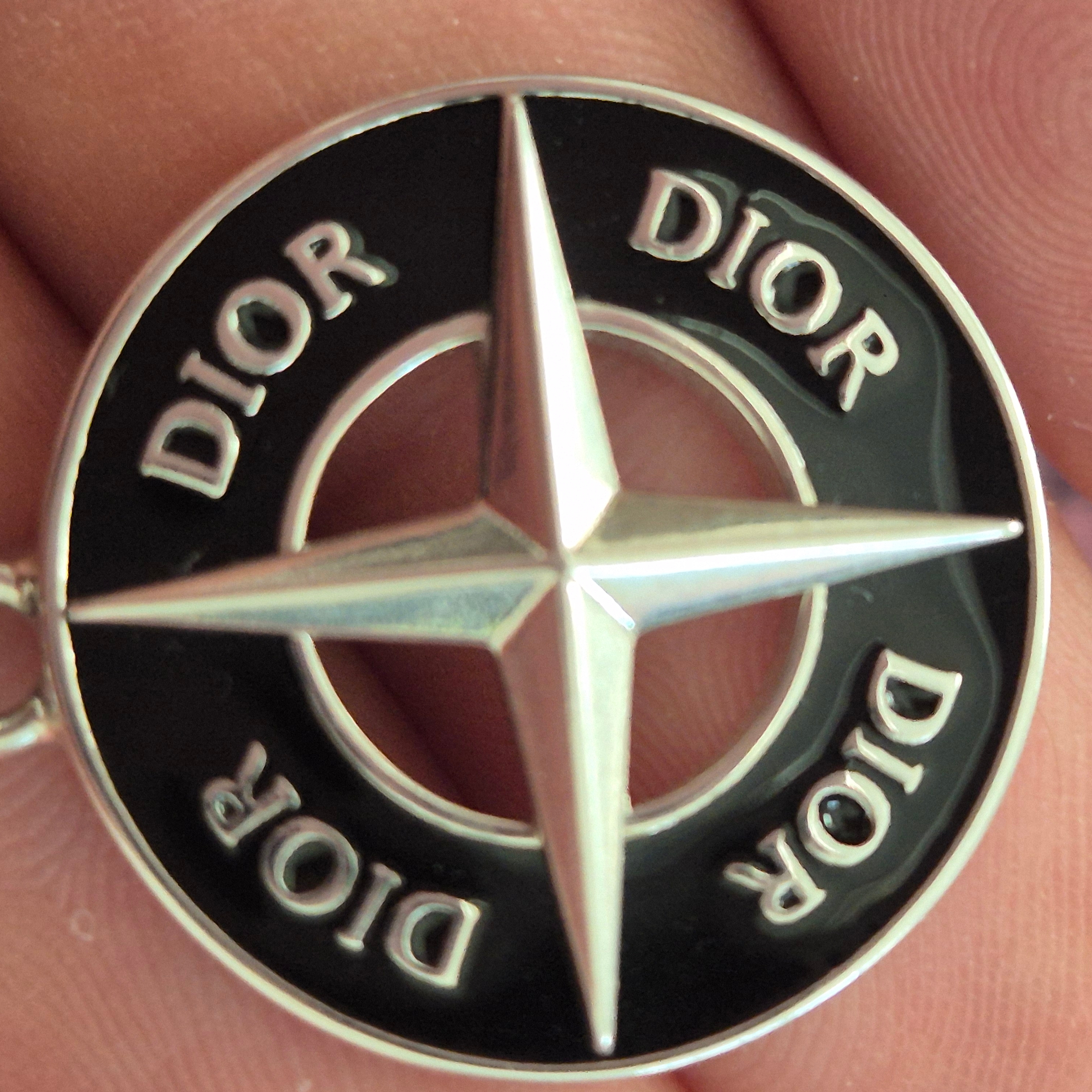 Dior x Stone Island Pendants Necklace Brass and Black Resin Silver-Finish 착용 스타일 - 1