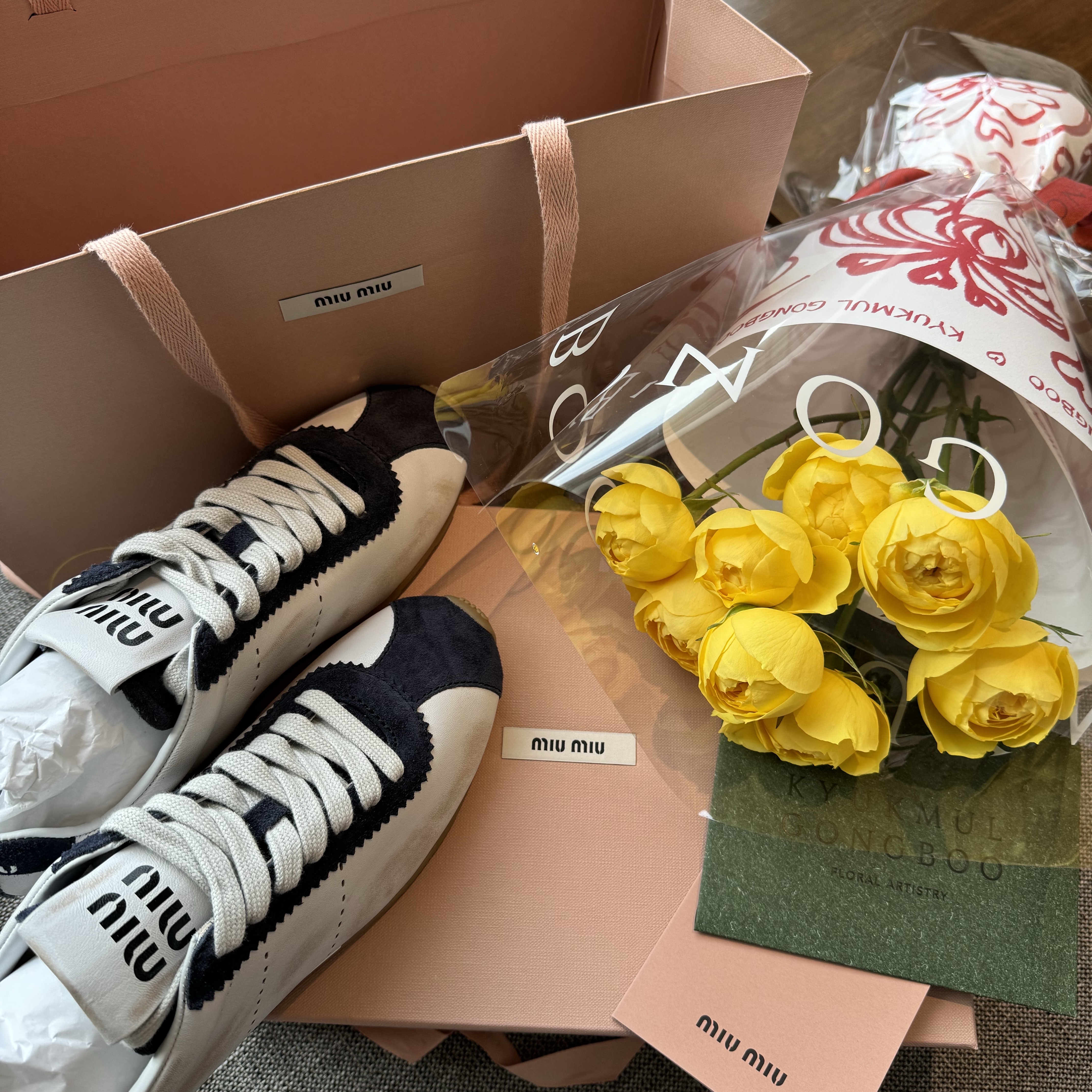(W) Miu Miu Plume Nappa Leather and Suede Sneakers White Blue 착용 스타일 - 1