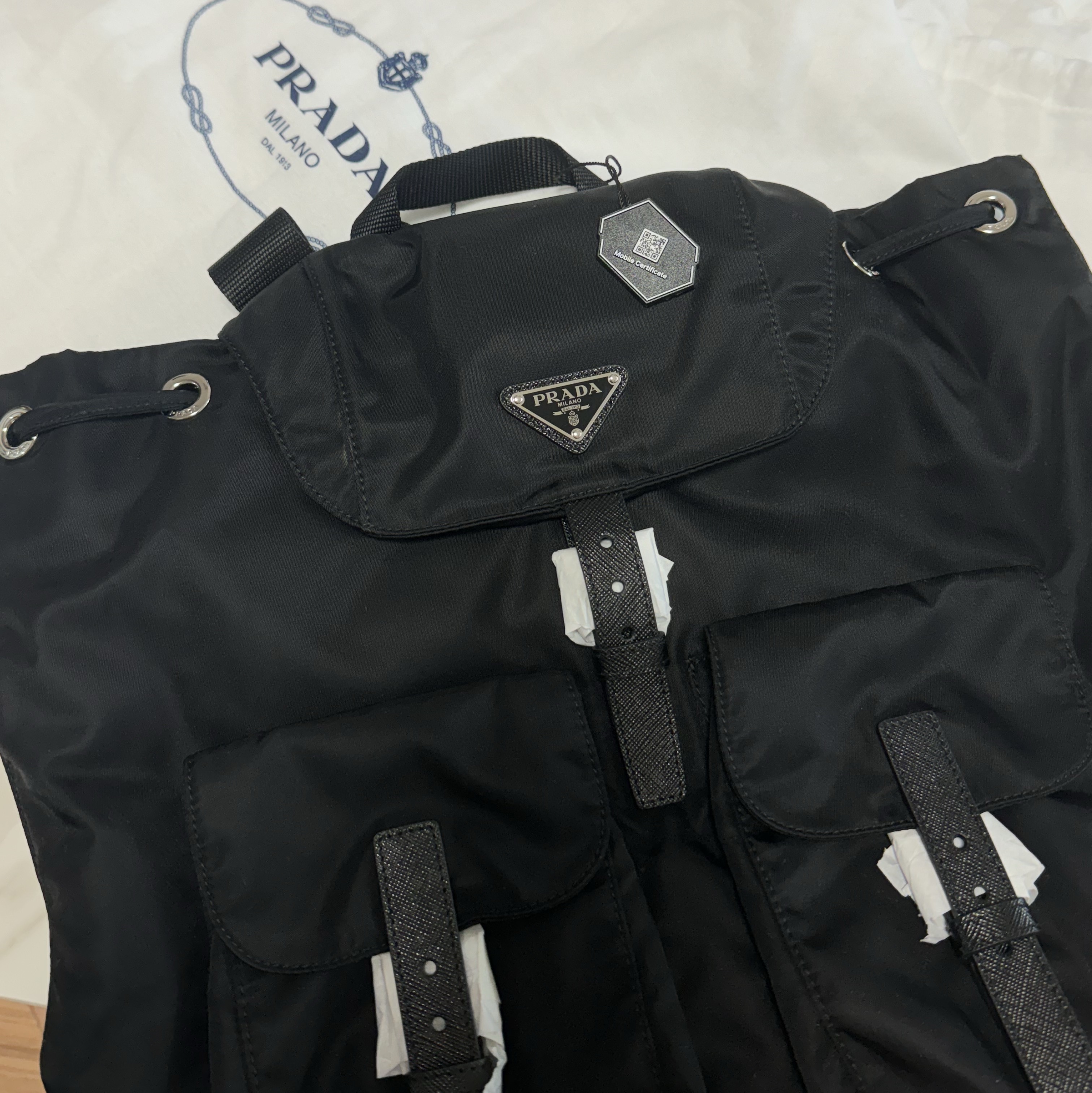 Prada Re-Nylon Medium Backpack Black 착용 스타일