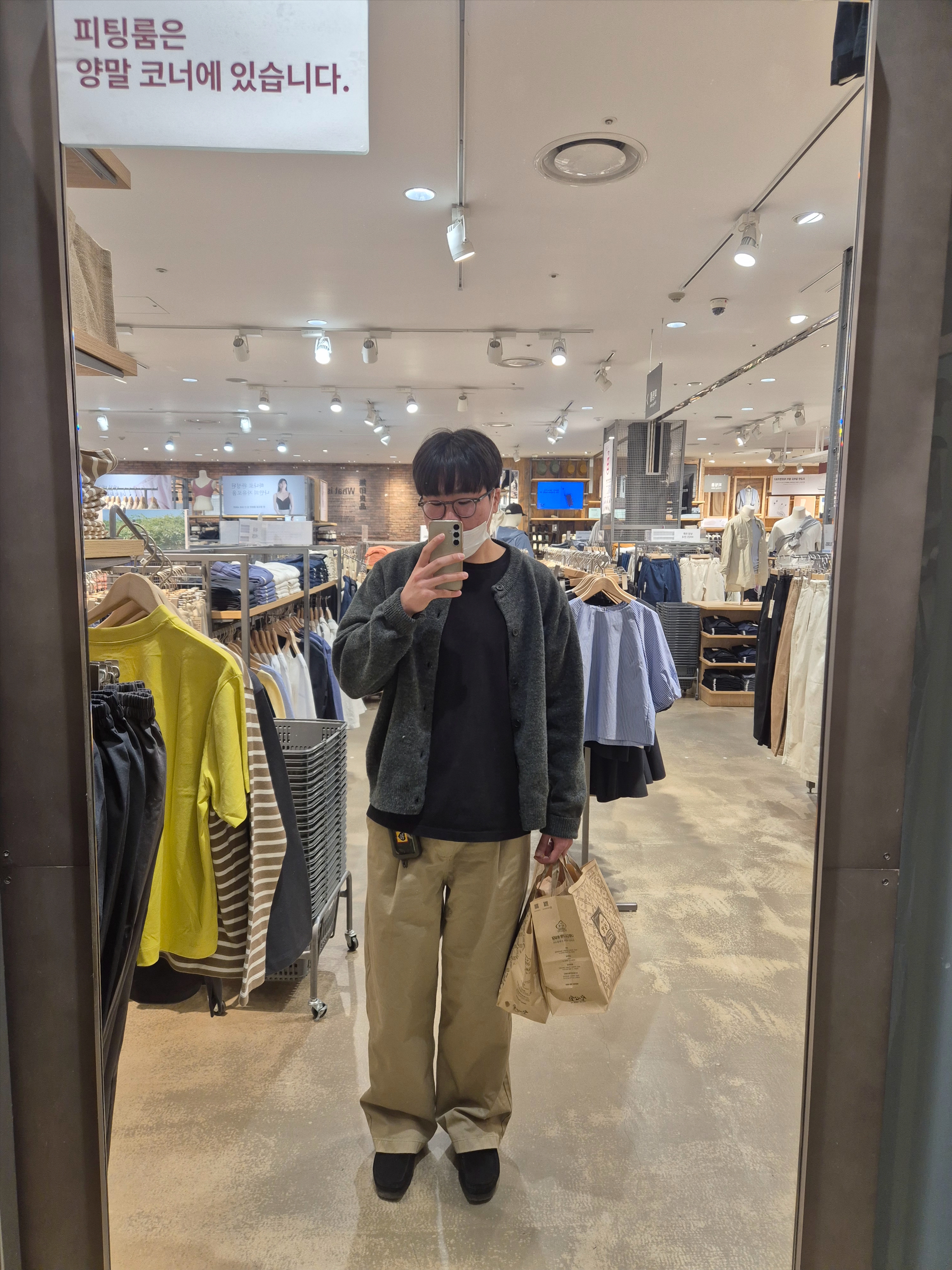 Human Made Heart Carabiner Olive Drab, Clarks Wallabee Black Suede 착용 스타일