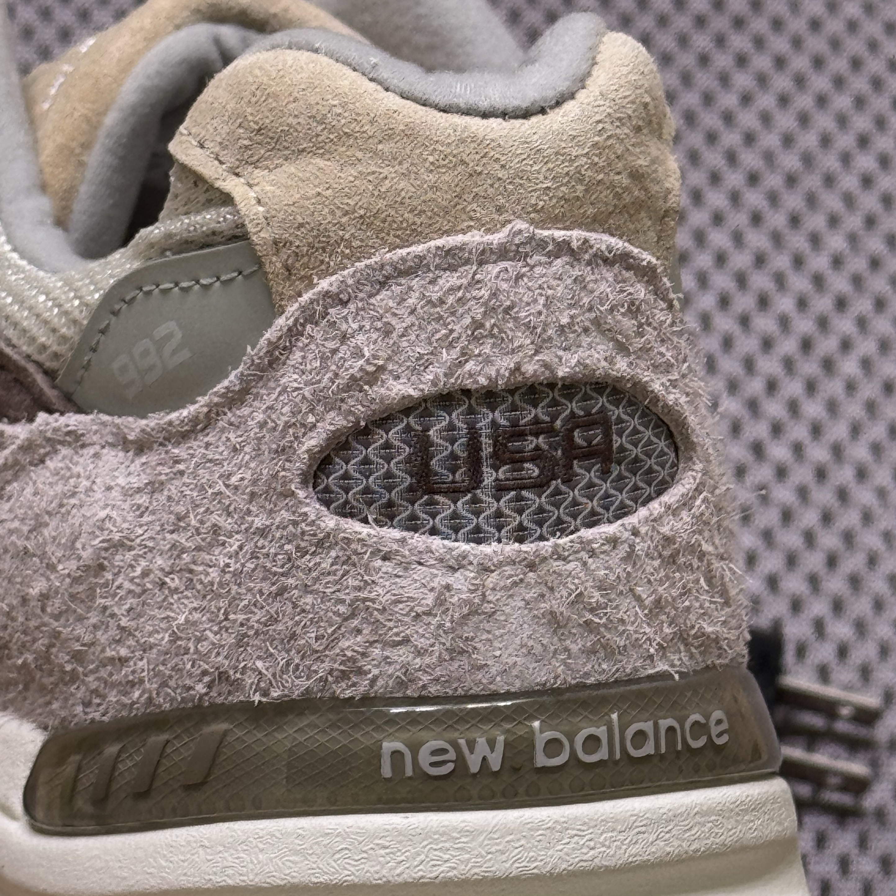 New Balance 992 Made in USA Moonrock Mushroom, New Balance 992 Made in USA Core Grey Silver Metallic 착용 스타일 - 4