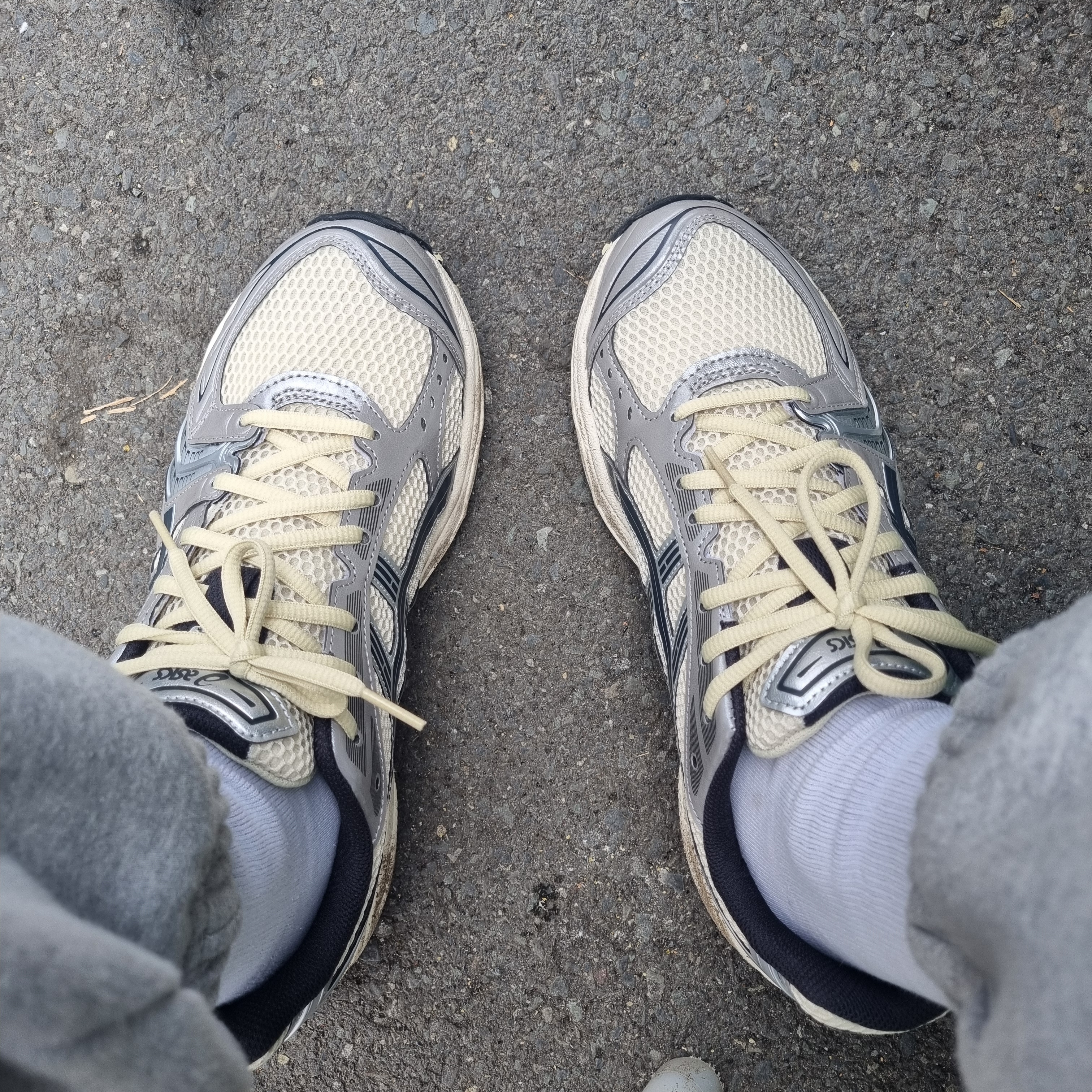 Asics Gel-Kayano 14 Oyster White Steeple Grey 착용 스타일