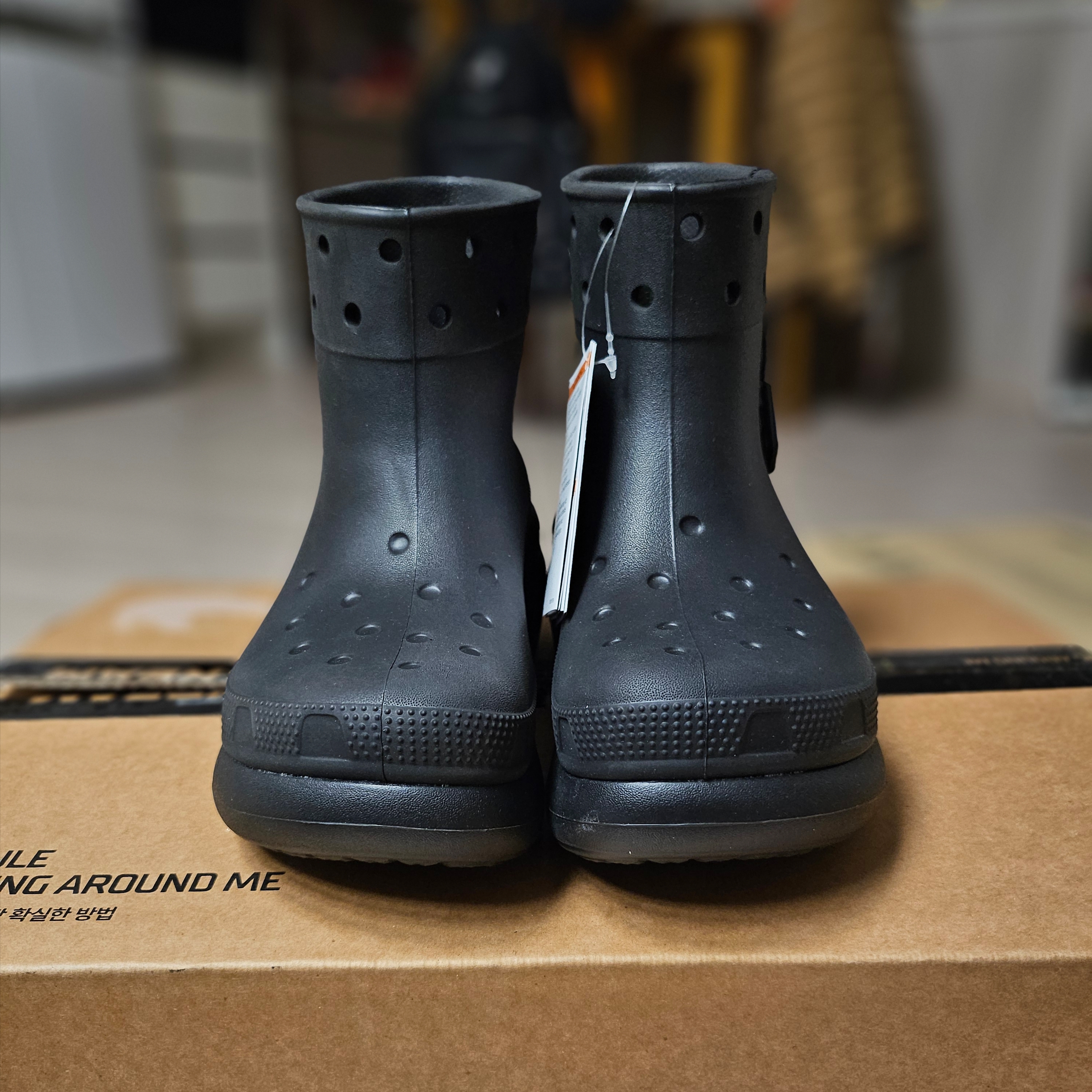 Crocs Classic Crush Boot Black 착용 스타일 - 1