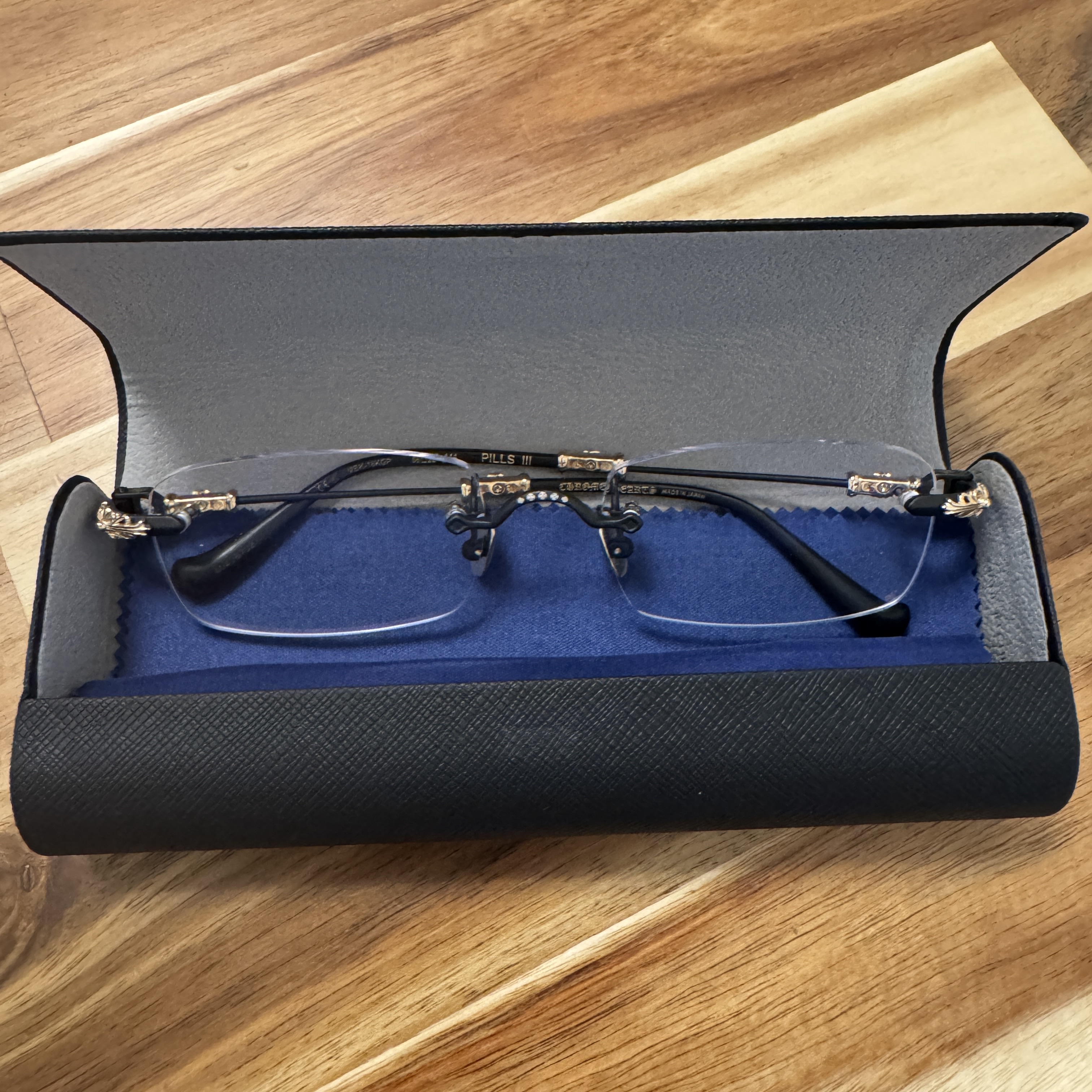 Chrome Hearts Pills III Matte Black 18K Gold Plated 착용 스타일