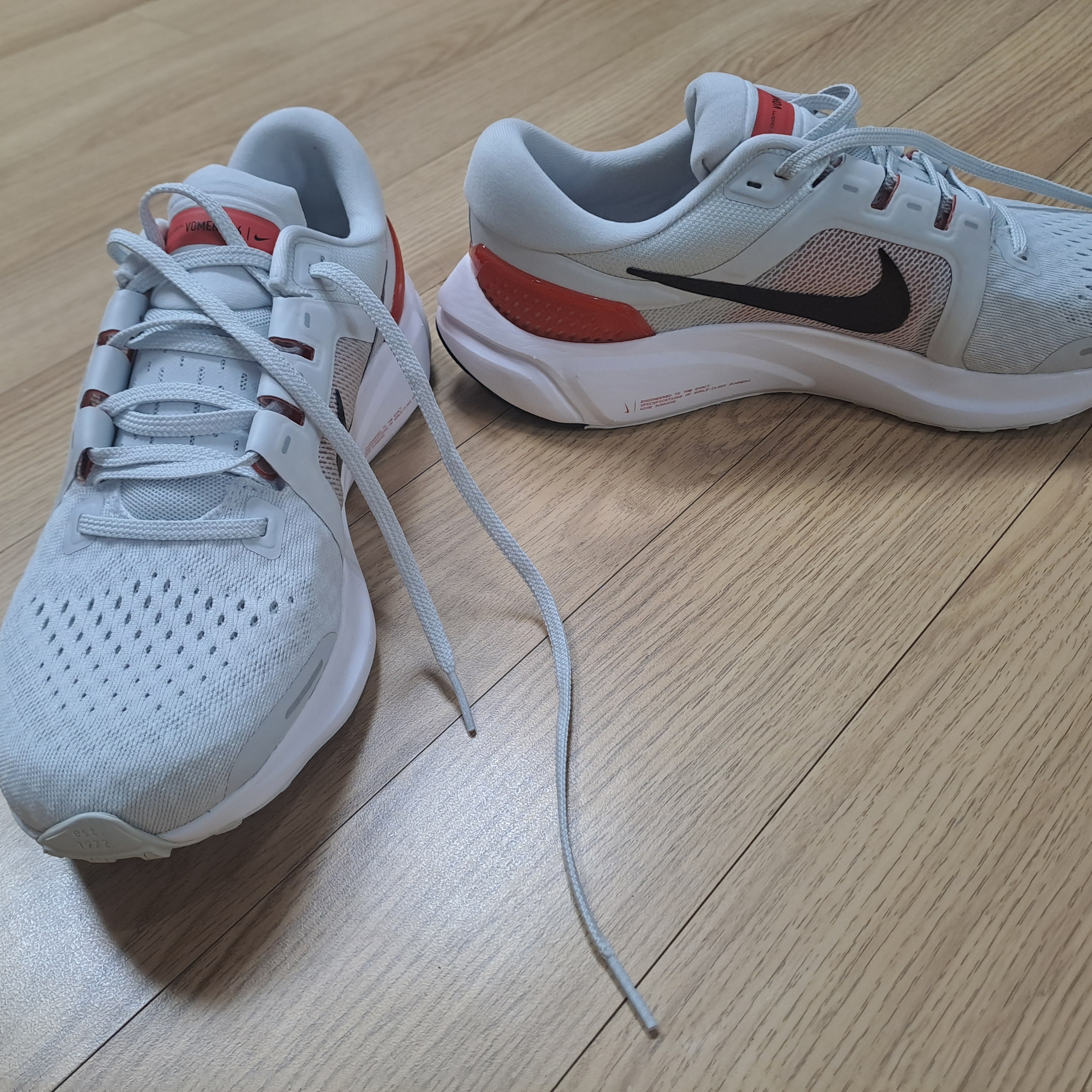 Nike Air Zoom Vomero 16 Photon Dust Light Crimson White 착용 스타일 - 2