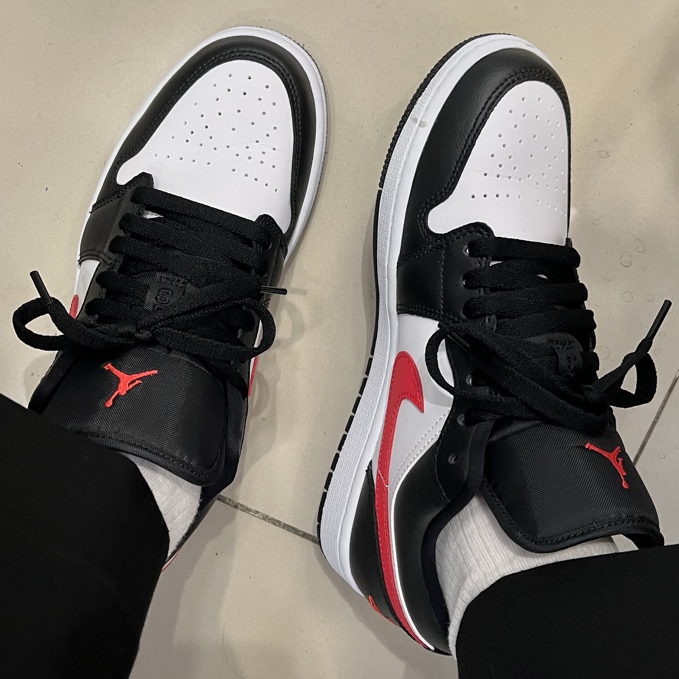(W) Jordan 1 Low Black Siren Red 착용 스타일