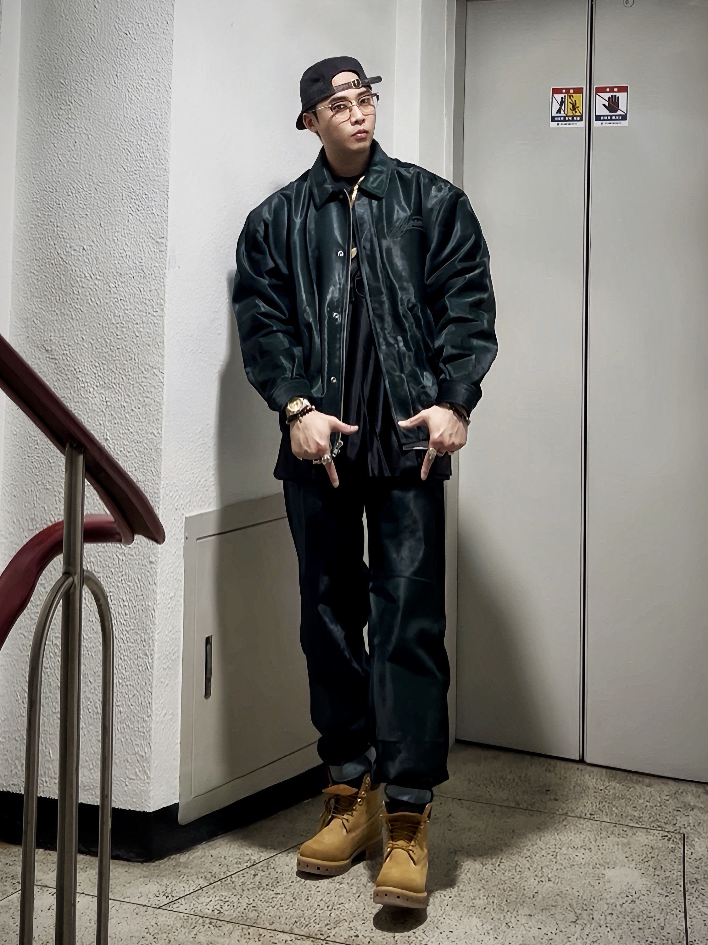 슈프림 파리 티셔츠 블랙 - 24SS, 슈프림 x 조던 웜 업 저지 블랙 - 24FW 착용 스타일 - 1