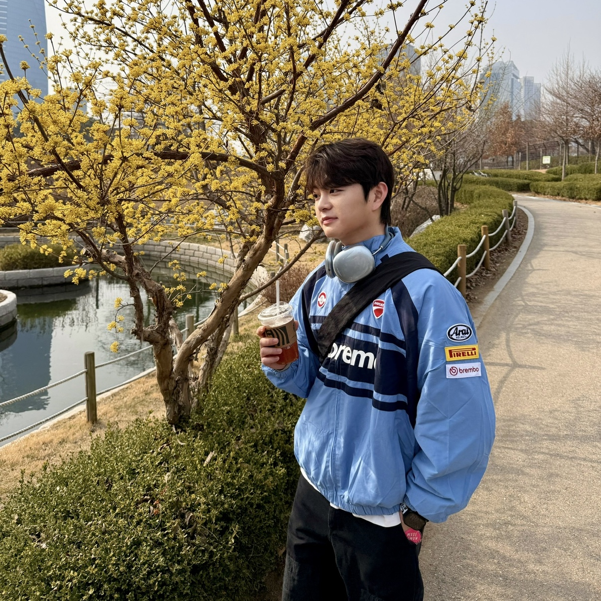 Supreme x Ducati Track Jacket Light Blue - 24SS, Balenciaga 3XL Sneakers Light Beige 착용 스타일 - 1