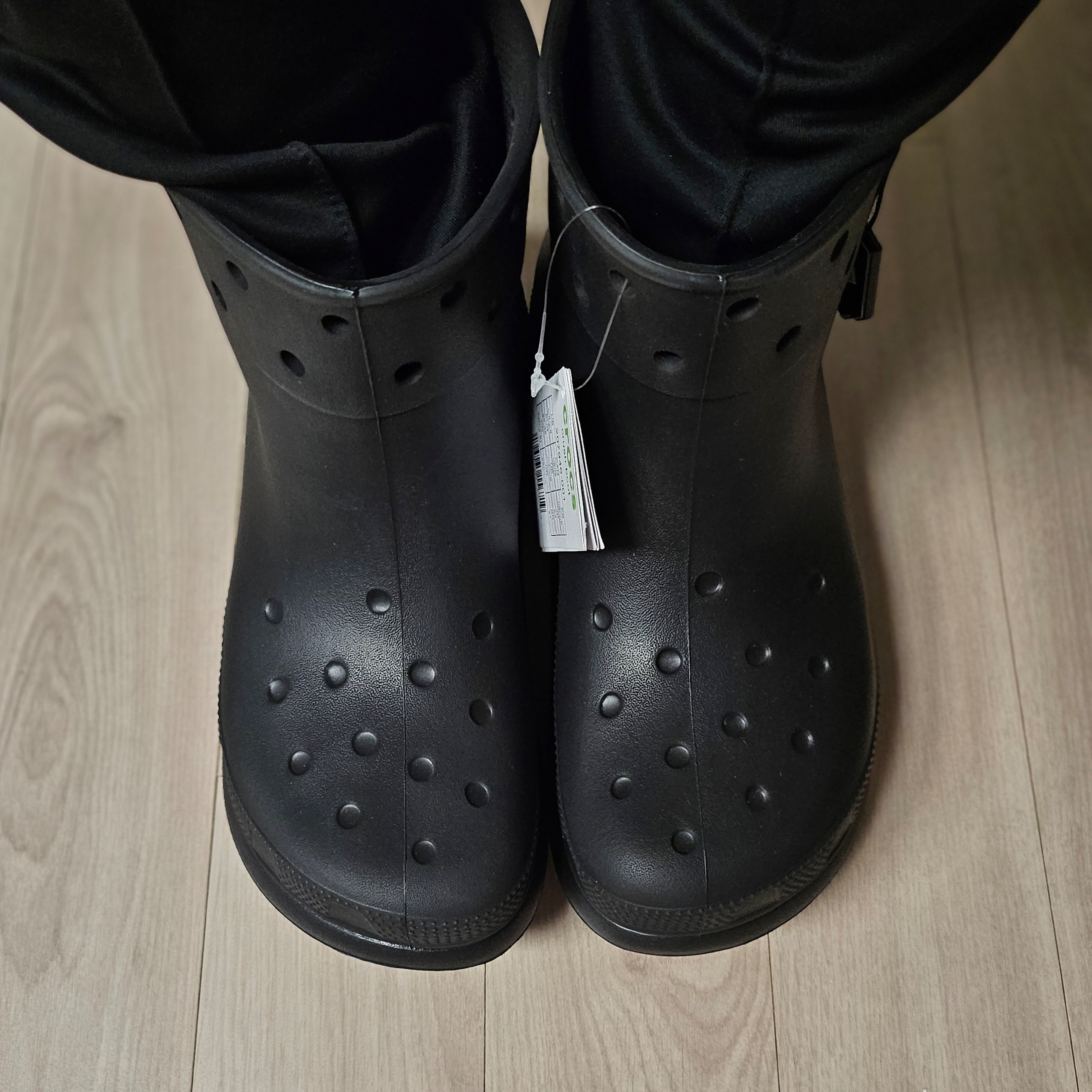 Crocs Classic Crush Boot Black 착용 스타일 - 2