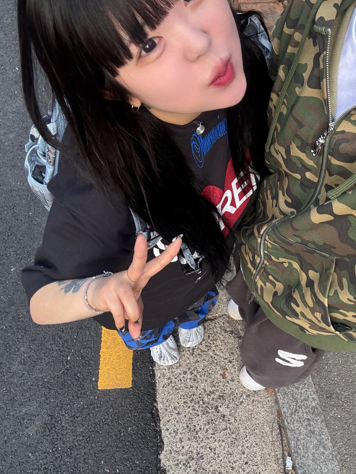 Supreme Backpack Woodland Camo - 24SS, Monamhee x Peaceminusone Daihee Plush Keyring 착용 스타일 - 3