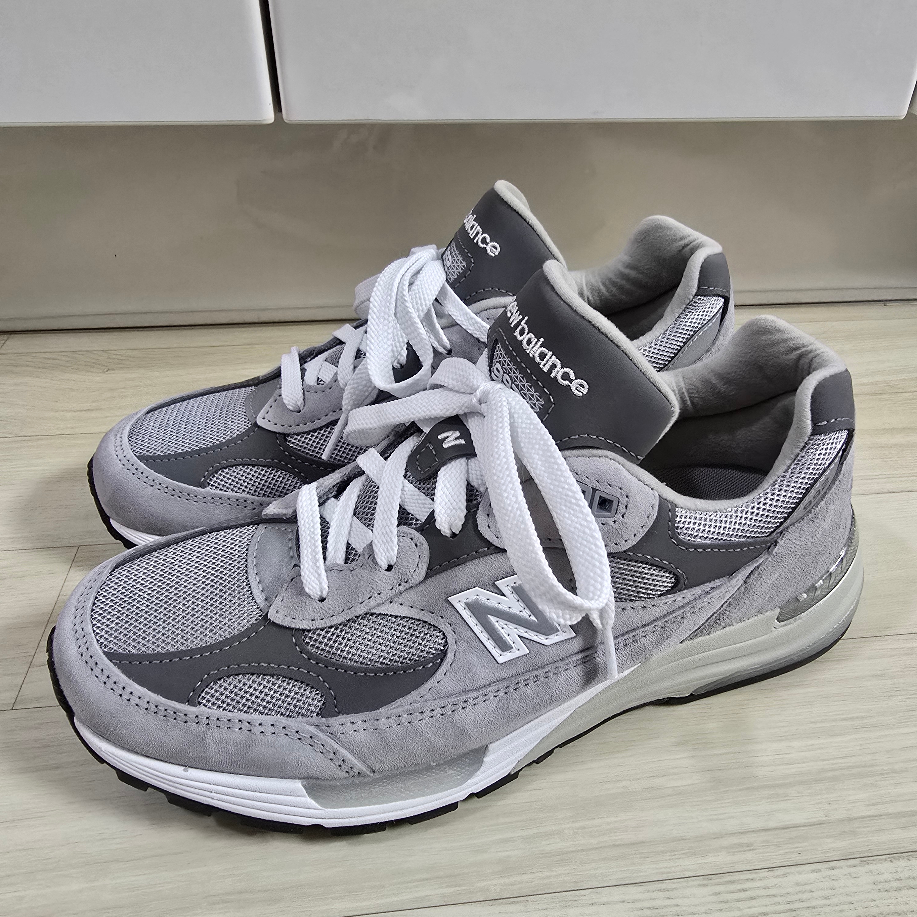 New Balance 992 Made in USA Core Grey Silver Metallic 착용 스타일 - 2