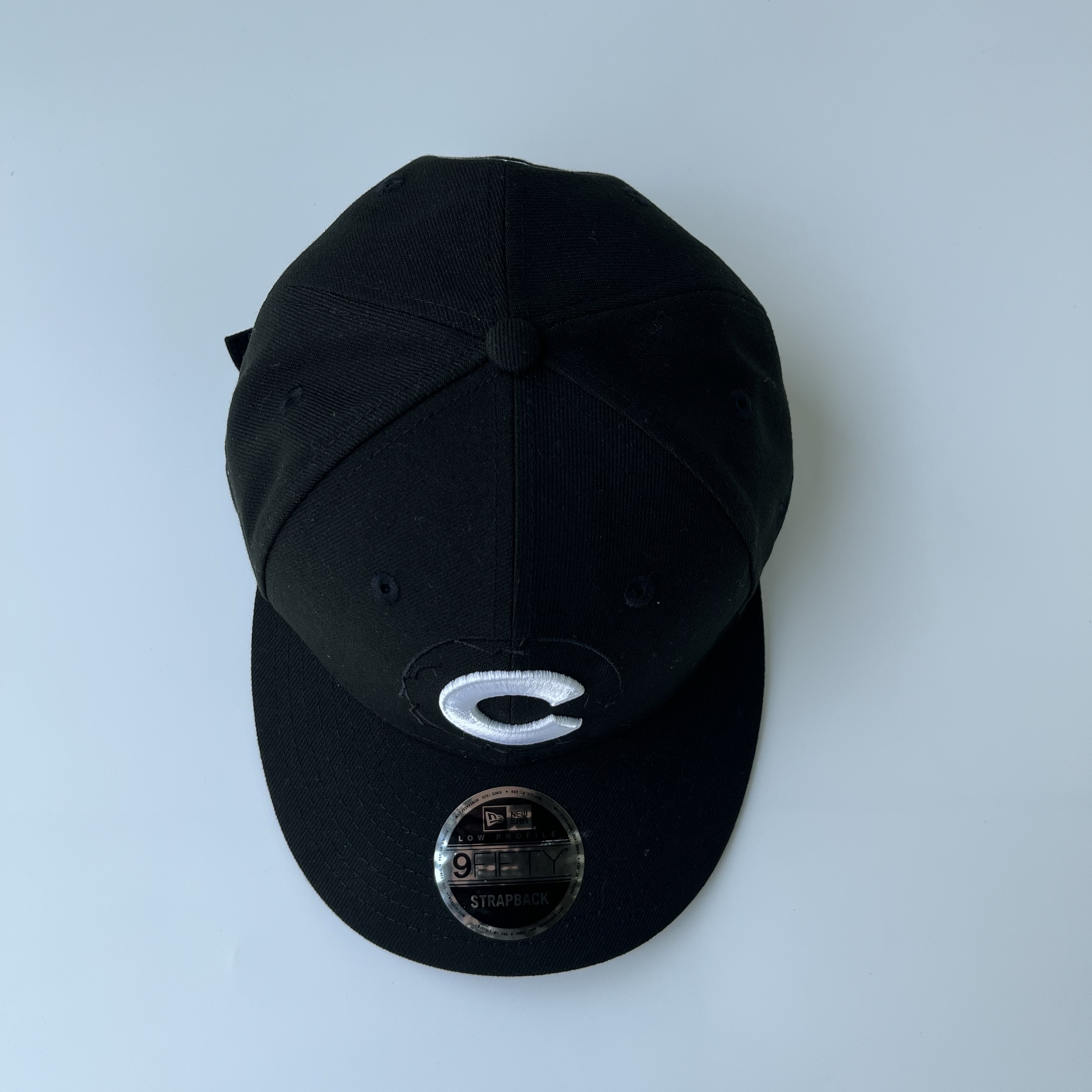 뉴에라 MLB x 빔즈 도쿄 시리즈 2025 9피프티 시카고 컵스 캡 블랙, 뉴에라 x 빔즈 보스턴 레드 삭스 9피프티 레트로 크라운 캡 네이비 착용 스타일 - 5