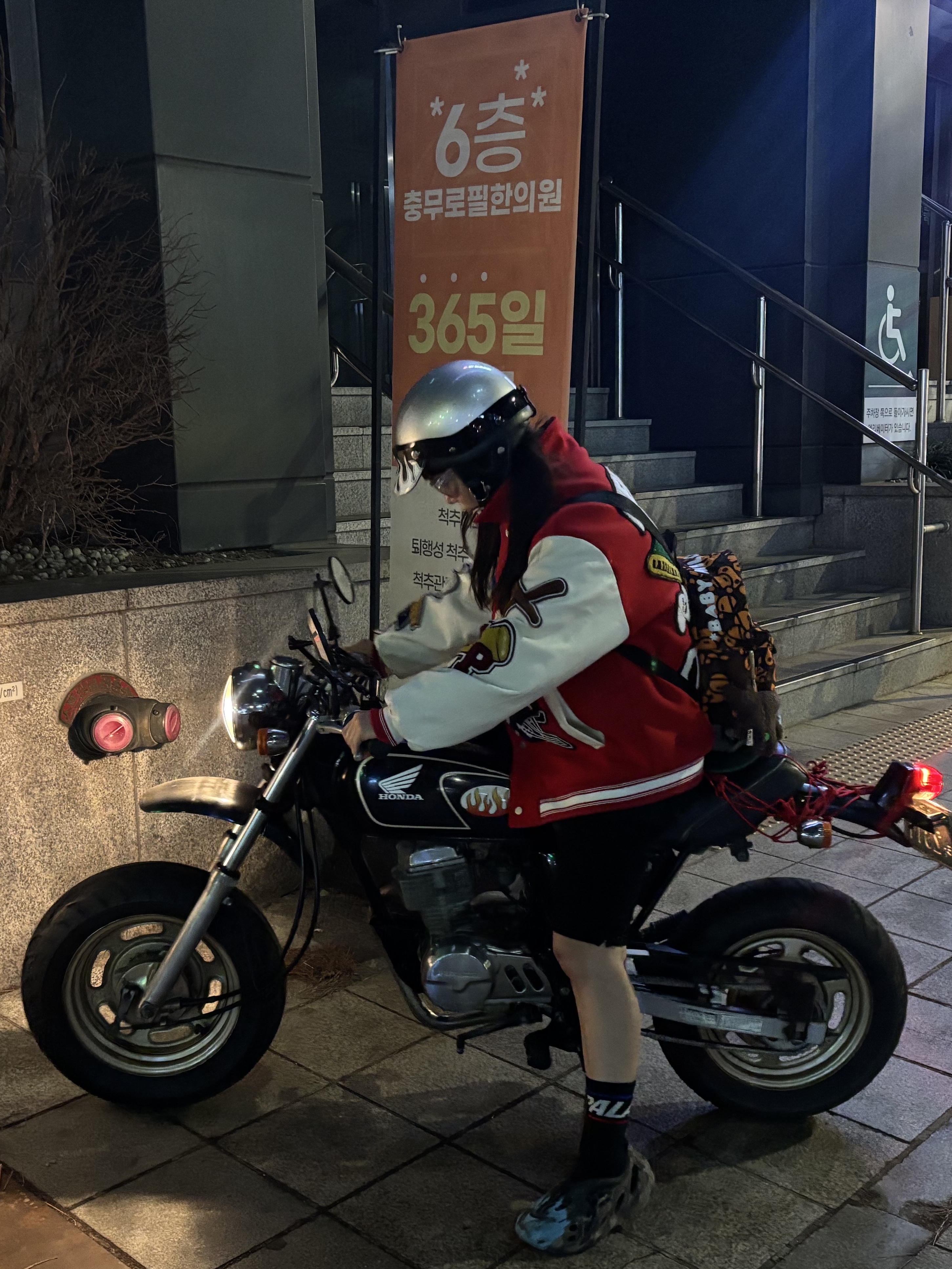 베이프 올 베이비 마일로 미니 백팩 브라운, 아디다스 이지 폼 러너 MX 신더 착용 스타일 - 1