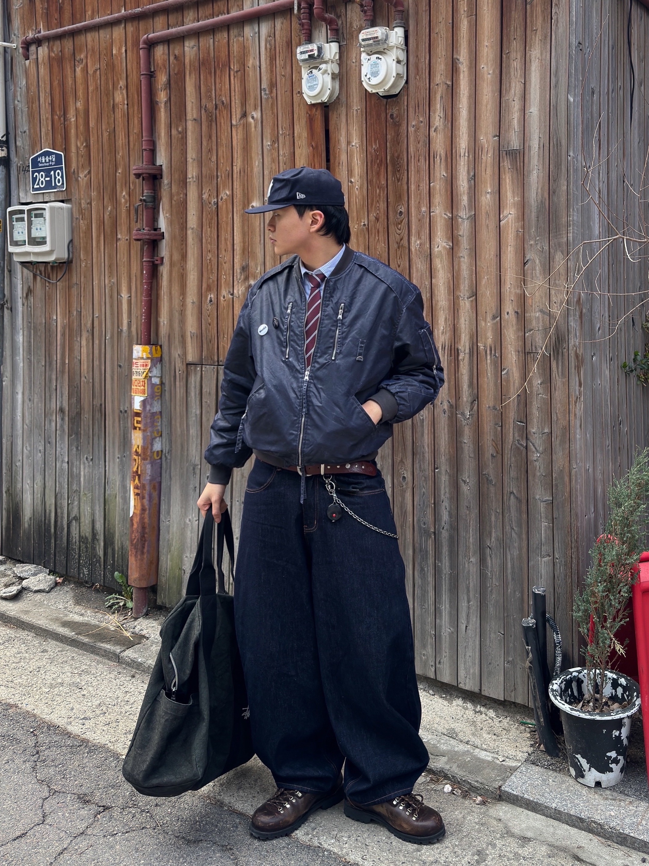 Stussy Canvas Flight Bag Washed Black 착용 스타일 - 1
