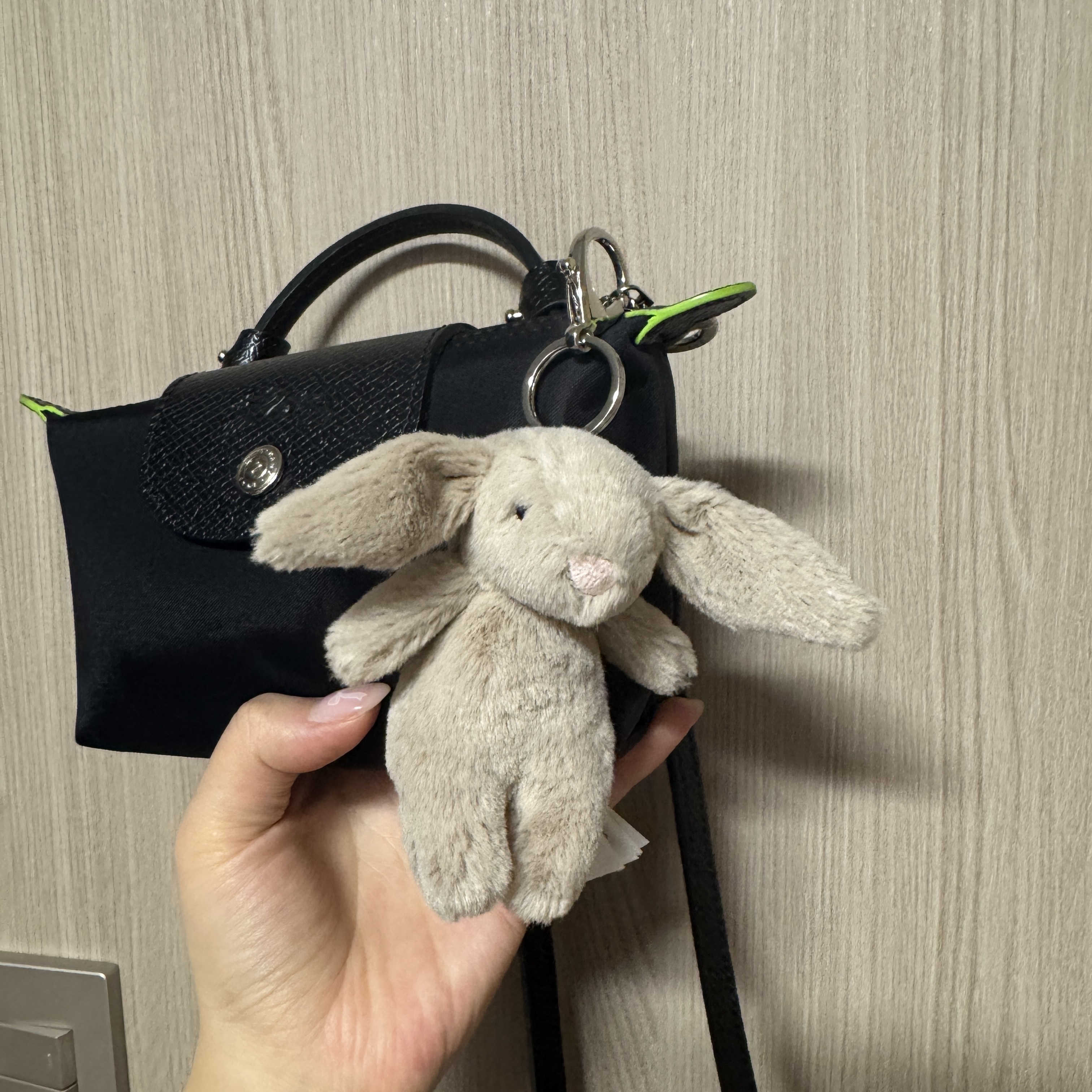 Jellycat Bashful Bunny Bag Charm Beige 착용 스타일 - 2