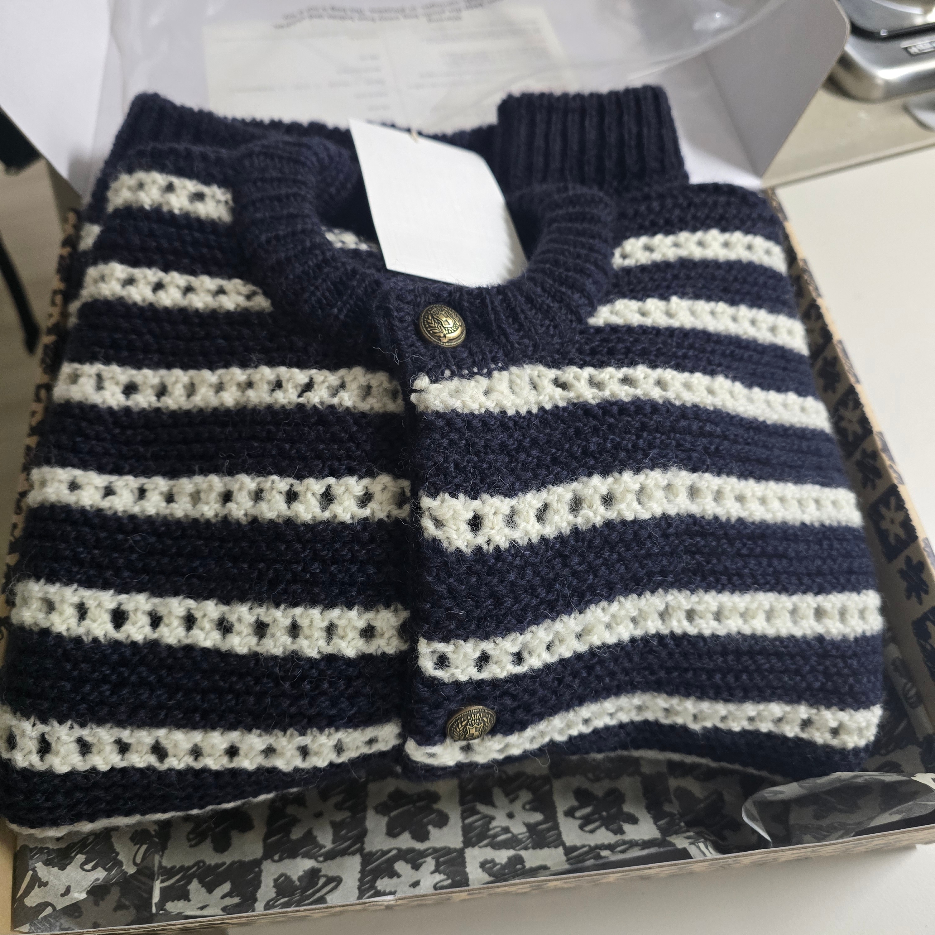 [KREAM 단독 리오더] STU Round Neck Stripe Cardigan Navy 착용 스타일
