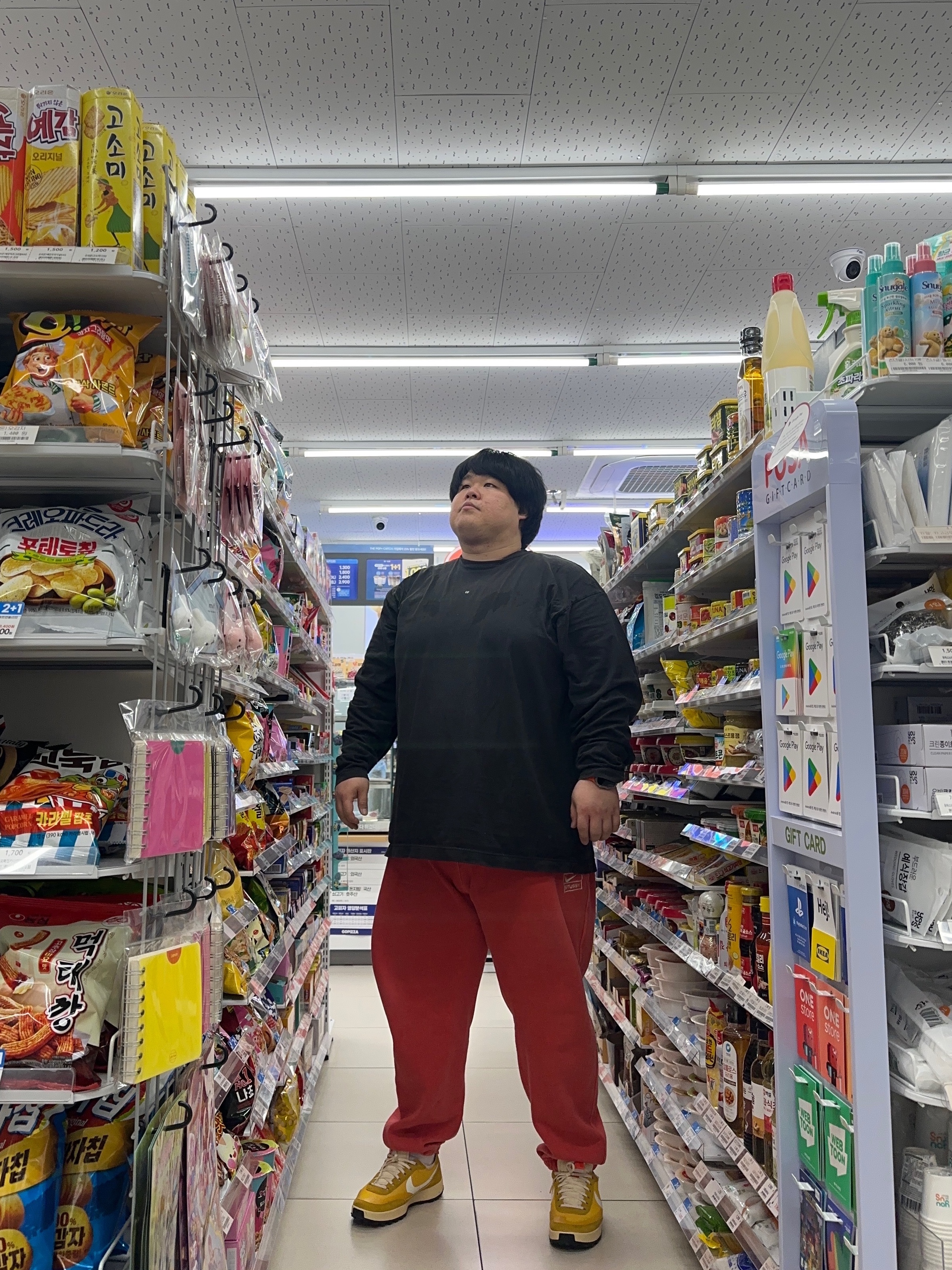 Yeezy Gap Engineered By Balenciaga Logo Long Sleeve T-Shirt Black, Nike x Stussy Pigment Dyed Fleece Pants Habanero Red (FJ9157-642) 착용 스타일