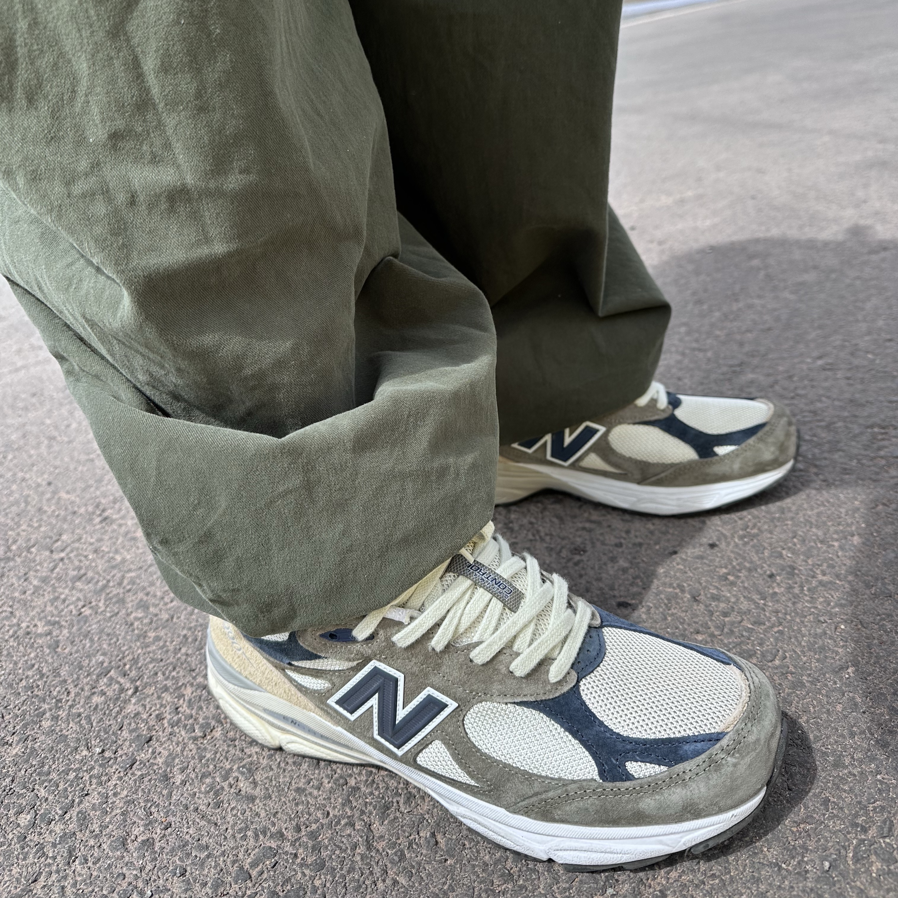 New Balance 990v3 Made in USA Olive, R&Co. RNR Seoul 1988 Unisex Knit Top White 착용 스타일 - 4