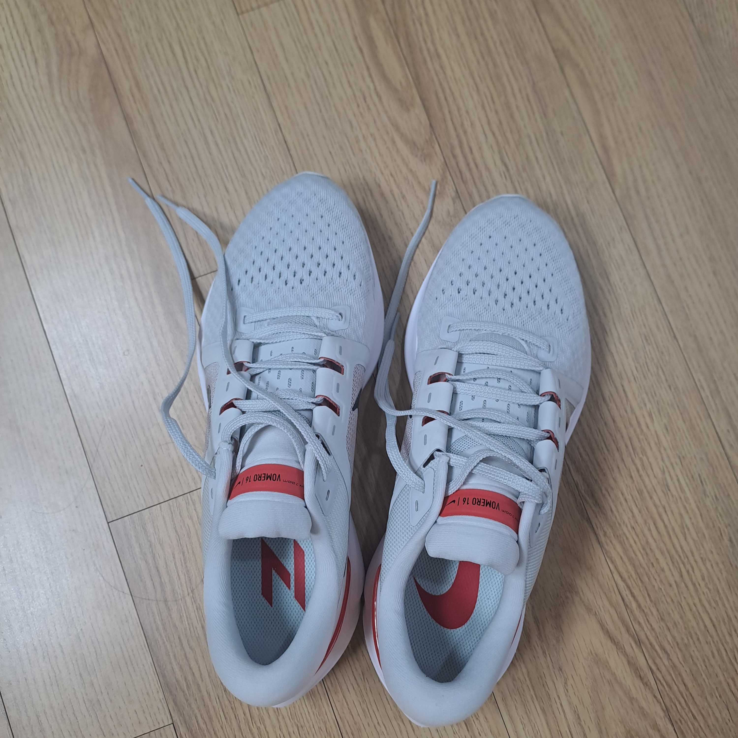 Nike Air Zoom Vomero 16 Photon Dust Light Crimson White 착용 스타일 - 5