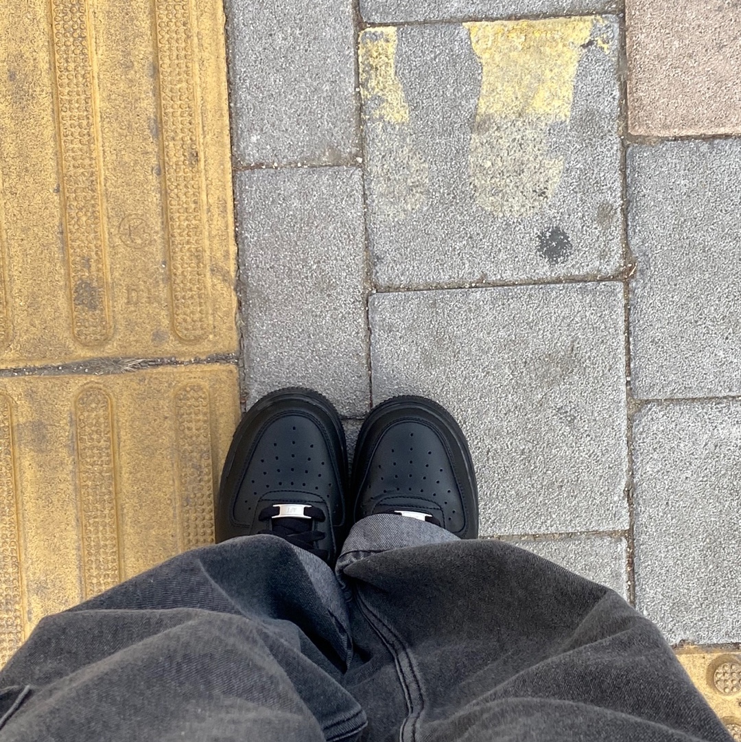 (W) Nike Air Force 1 '07 Low Triple Black 착용 스타일