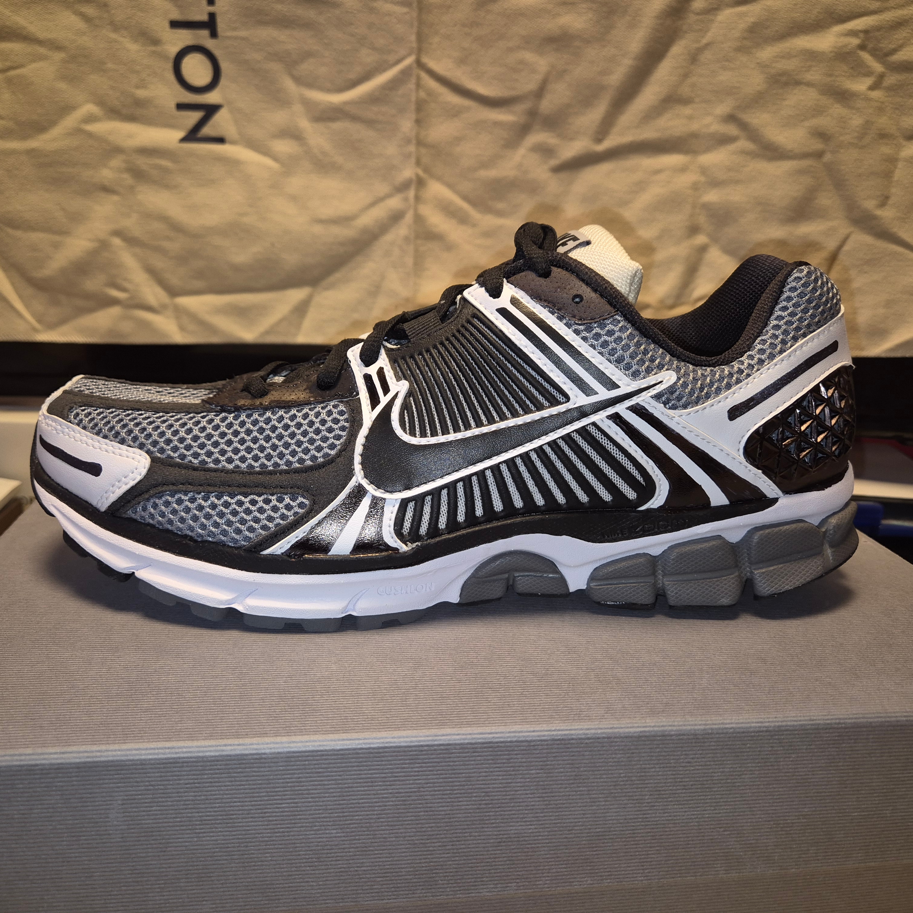 Nike Zoom Vomero 5 SE SP Dark Grey Black White 착용 스타일