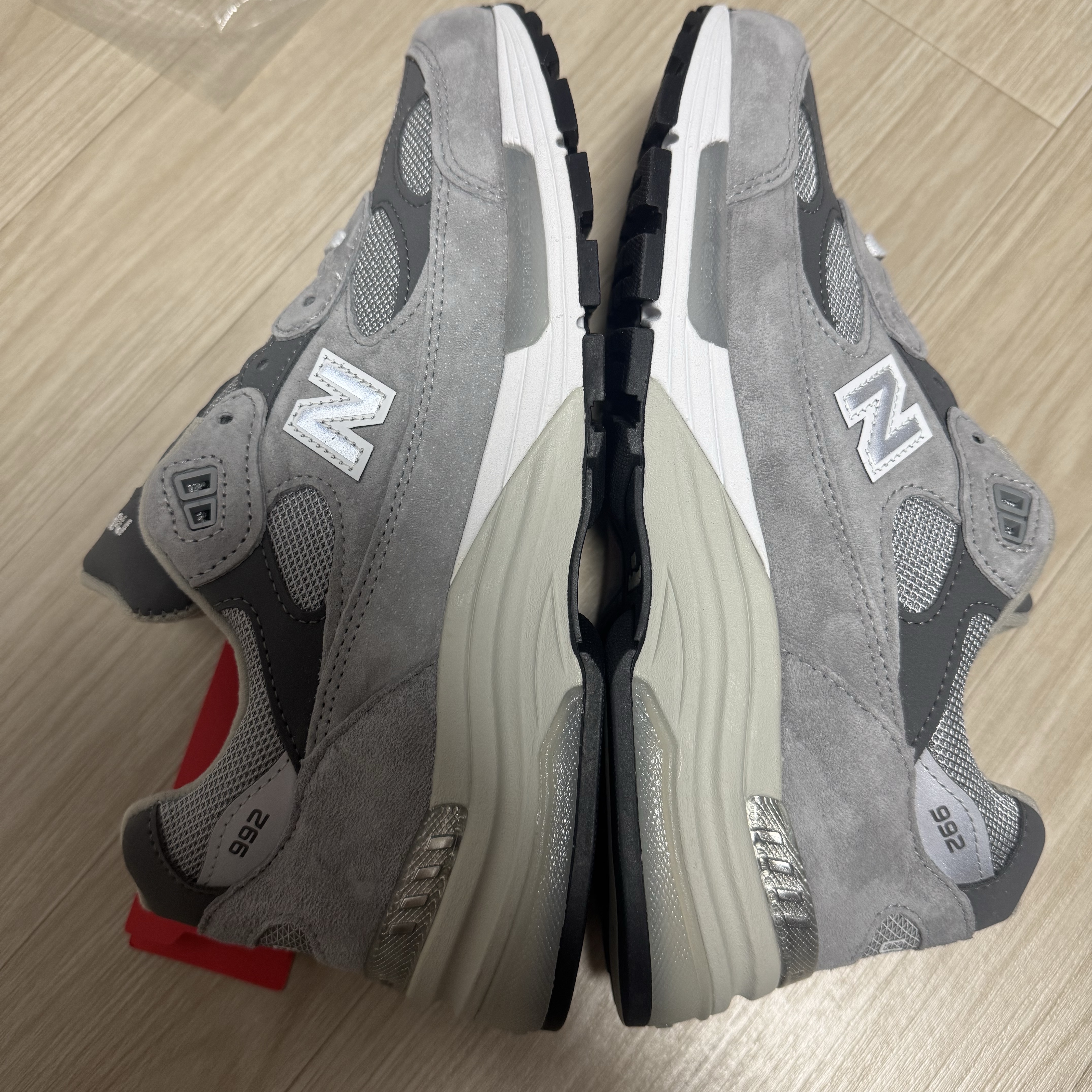 New Balance 992 Made in USA Core Grey Silver Metallic 착용 스타일