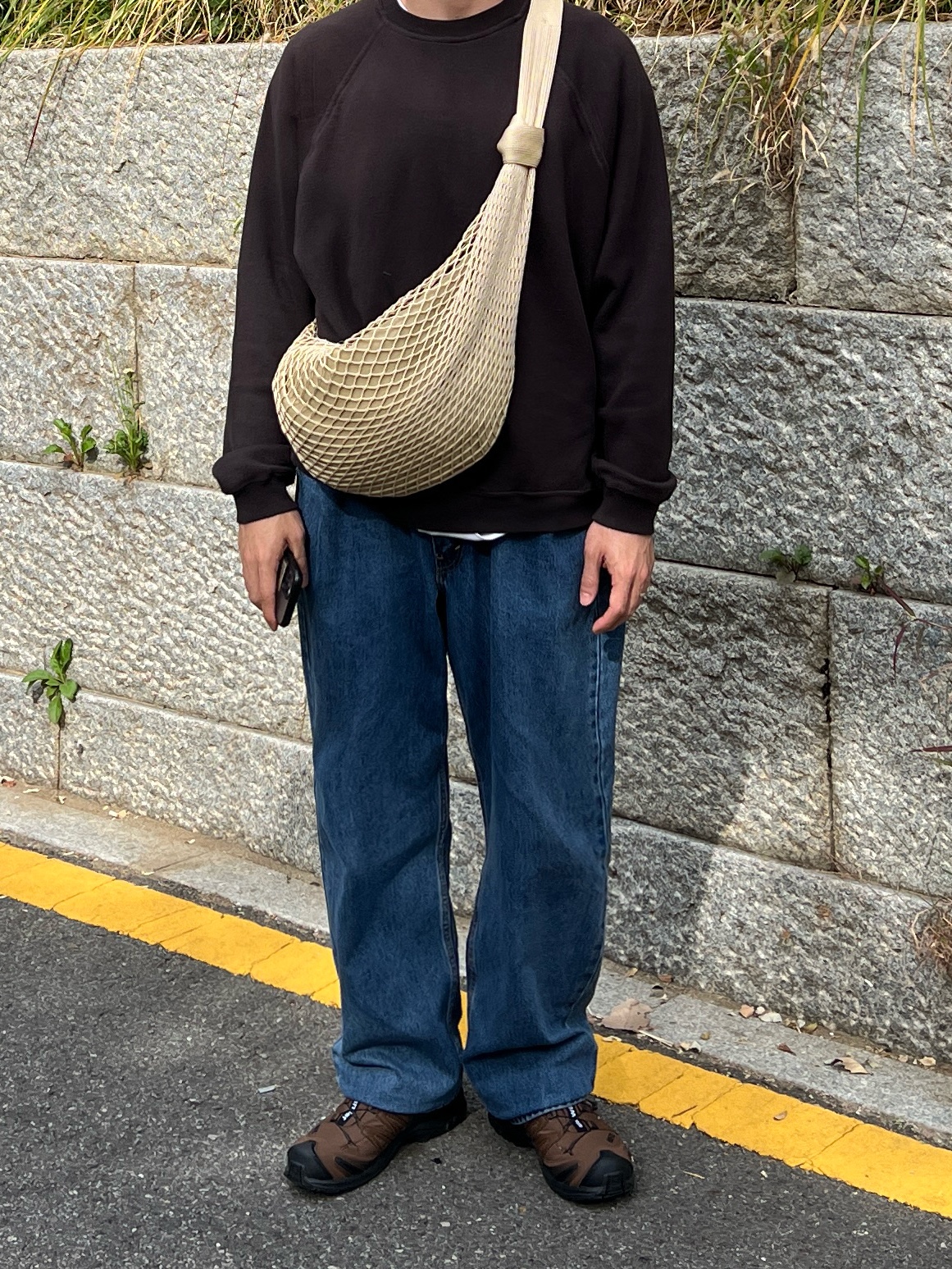 Salomon x And Wander XA Pro 3D Gore-Tex Brown, Lemaire Croissant Filt Bag Polyester Net Light Beige 착용 스타일 - 2
