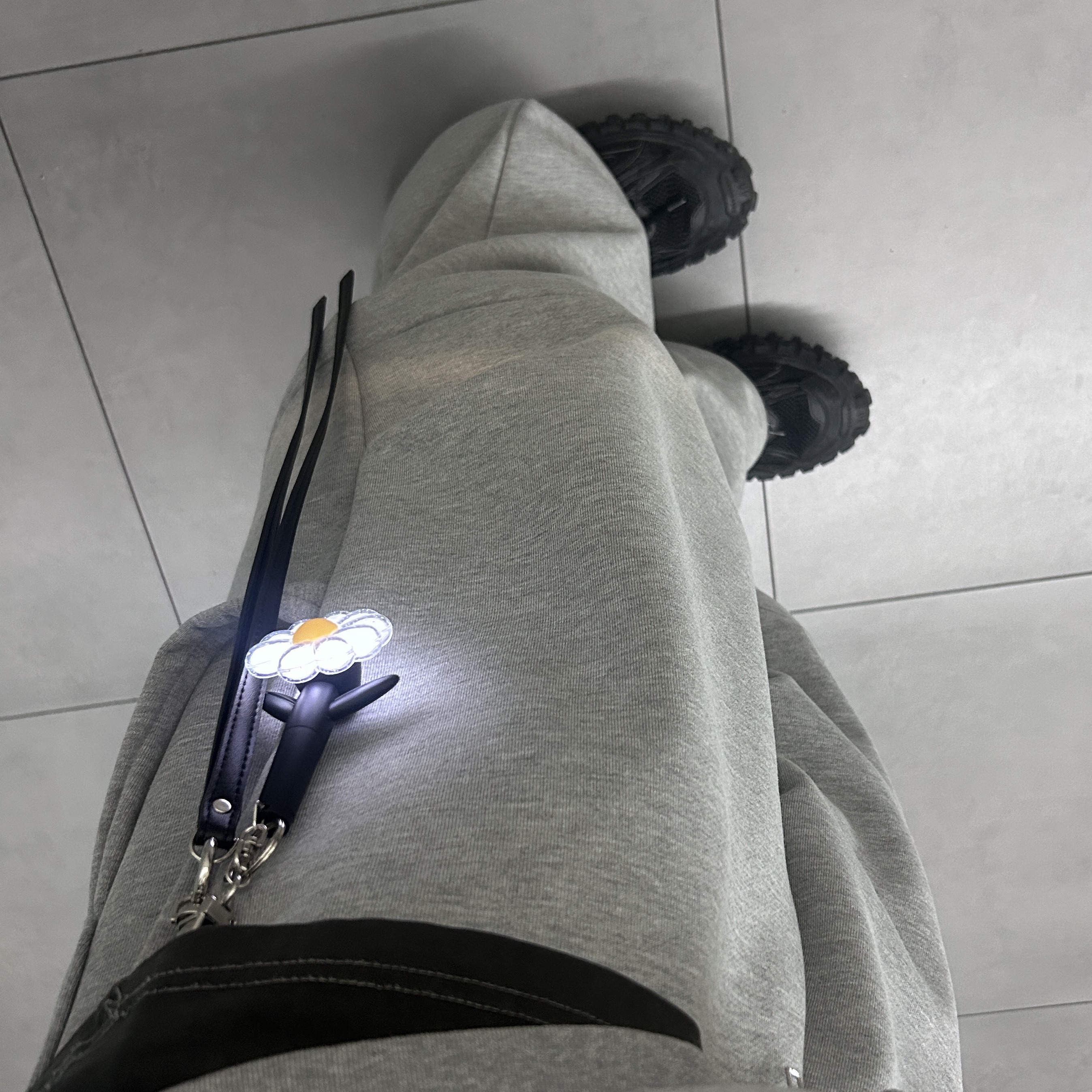 G-DRAGON Ubermensch Official Mini Light Keyring, Balenciaga Defender Sneakers Black 착용 스타일 - 1