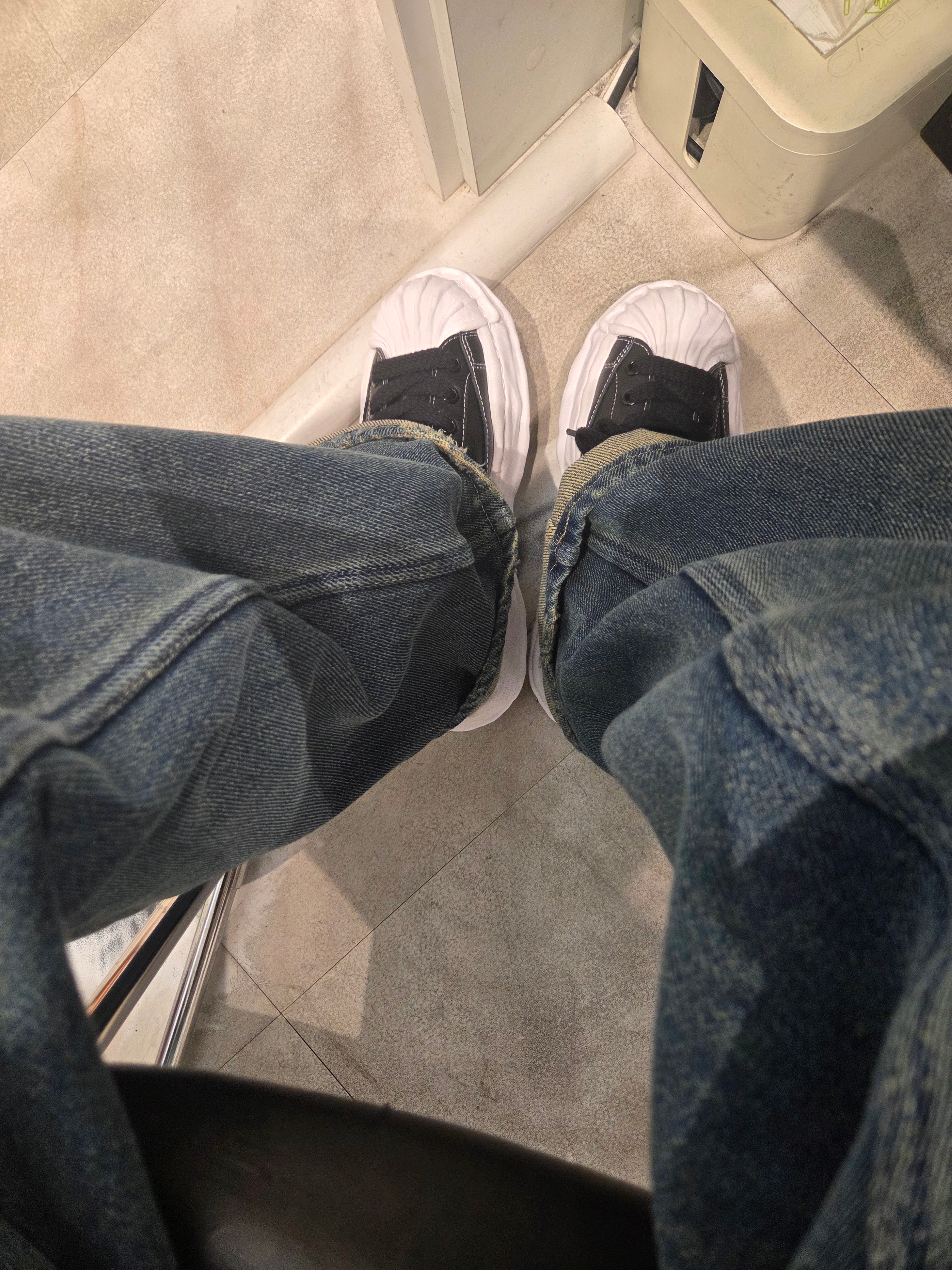 Maison Mihara Yasuhiro Blakey OG Sole Leather Low-top Sneakers Black 착용 스타일