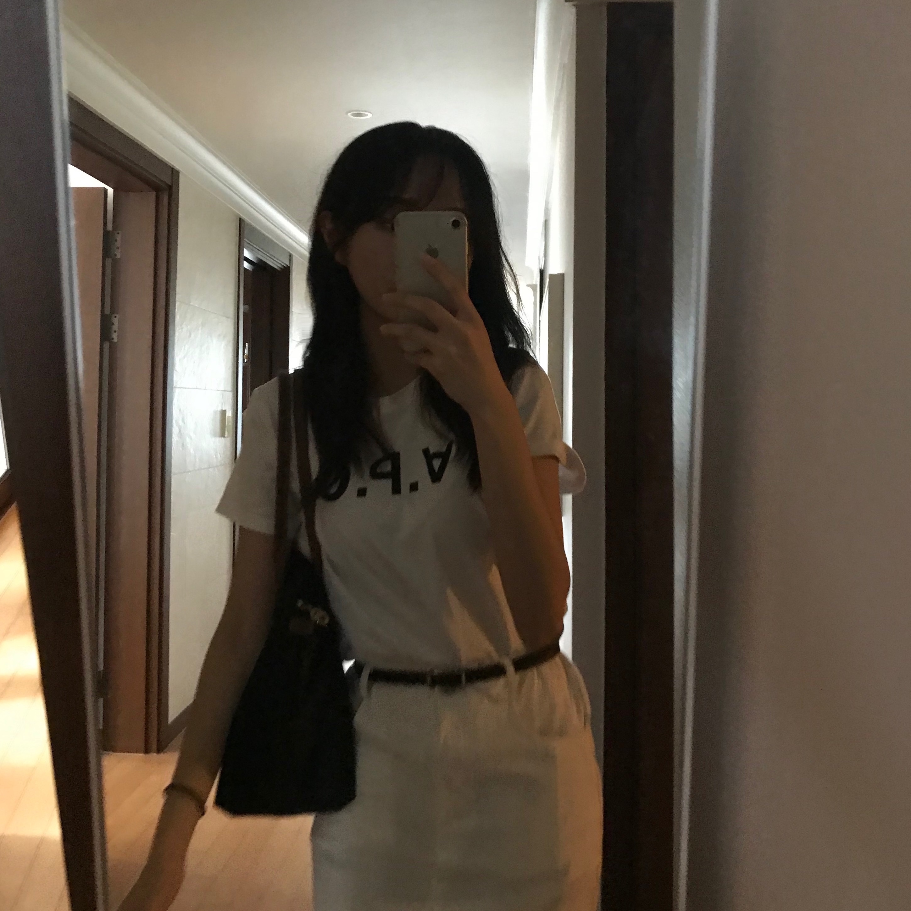 (W) A.P.C. VPC T-Shirt White Dark Navy 착용 스타일 - 2