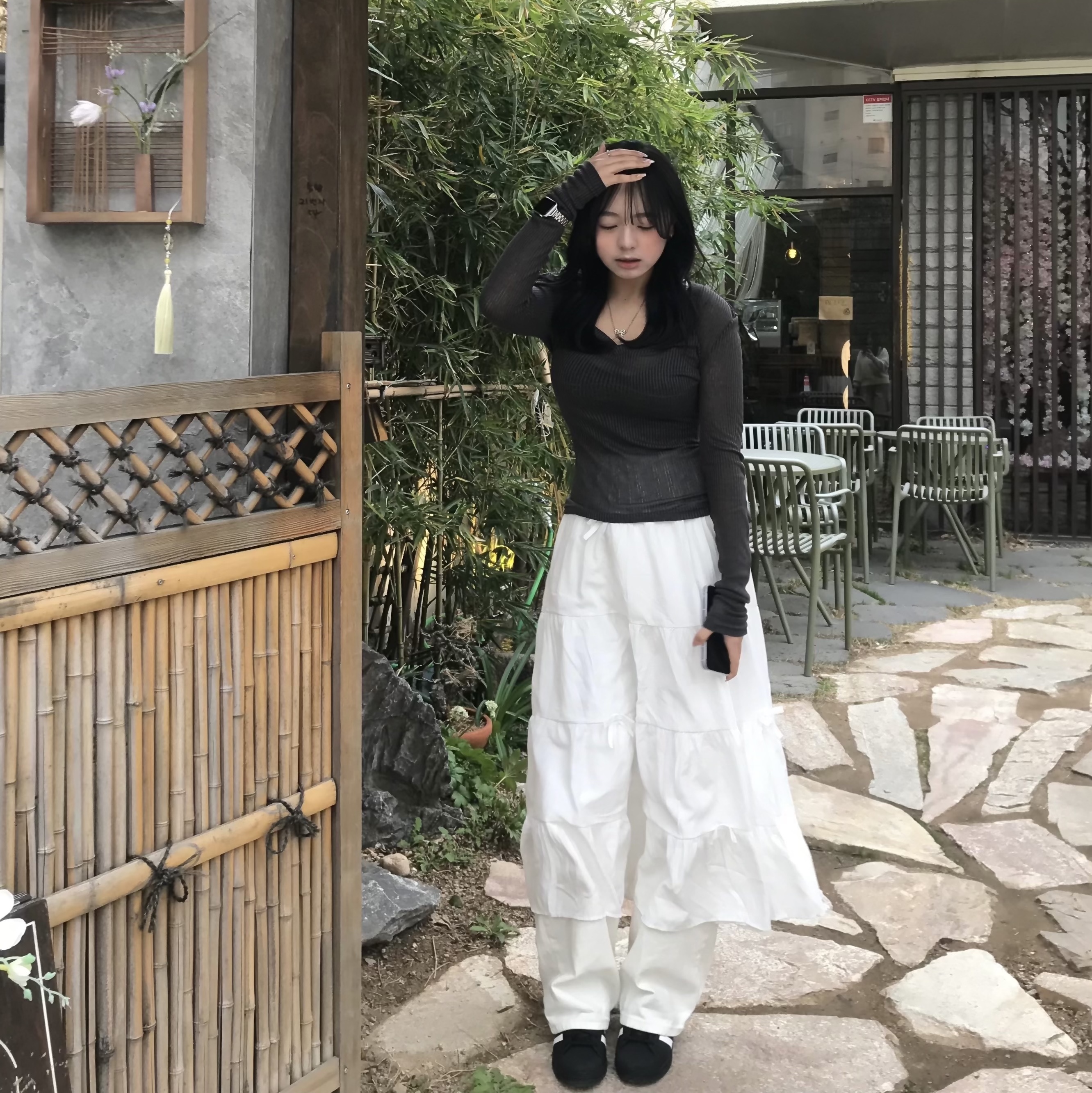 아디다스 슈퍼스타 코어 블랙 화이트 착용 스타일 - 2