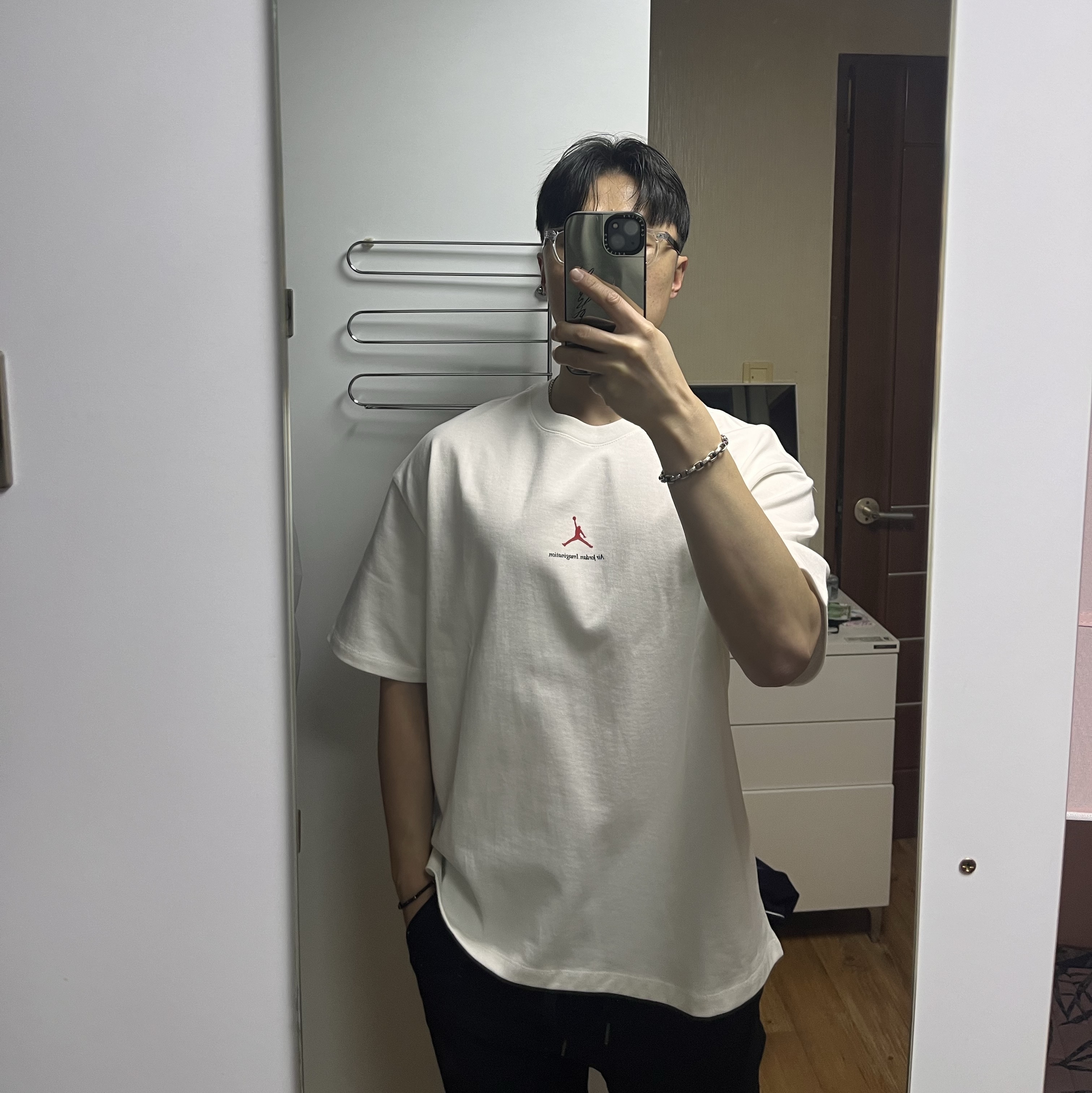 Jordan x Nigel Sylvester T-Shirt White (HQ1736-100), Jordan x Nigel Sylvester T-Shirt Black (HQ1736-010) 착용 스타일 - 1