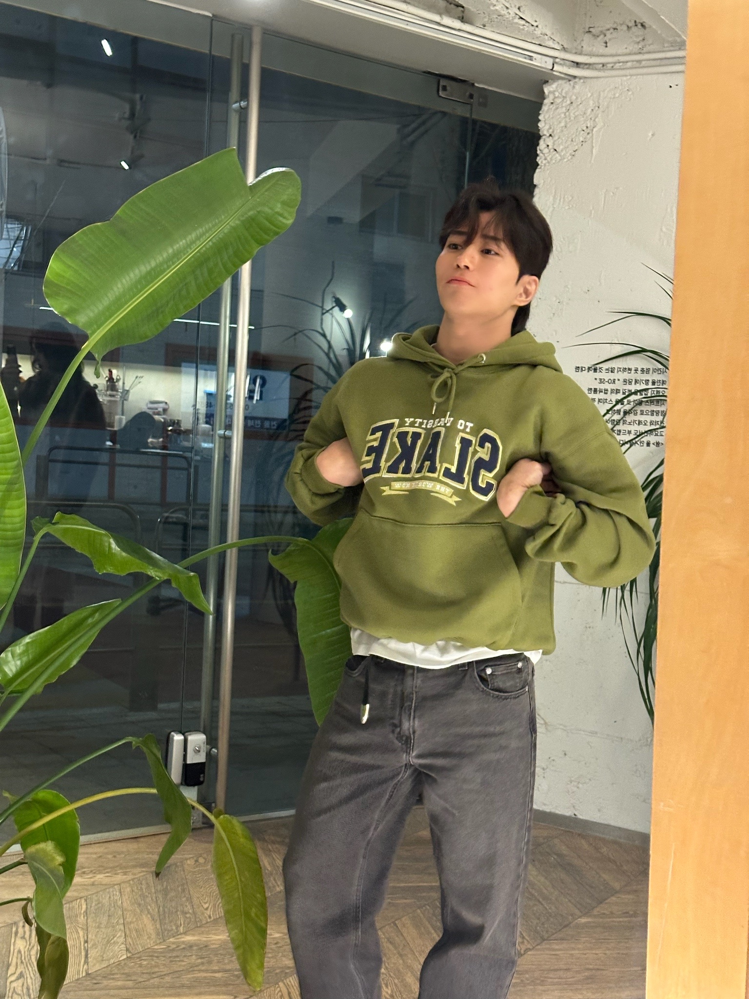 Apple AirPods Max Lightning Space Gray (Korean Ver.), The North Face On Ball Jacket Black 착용 스타일 - 2