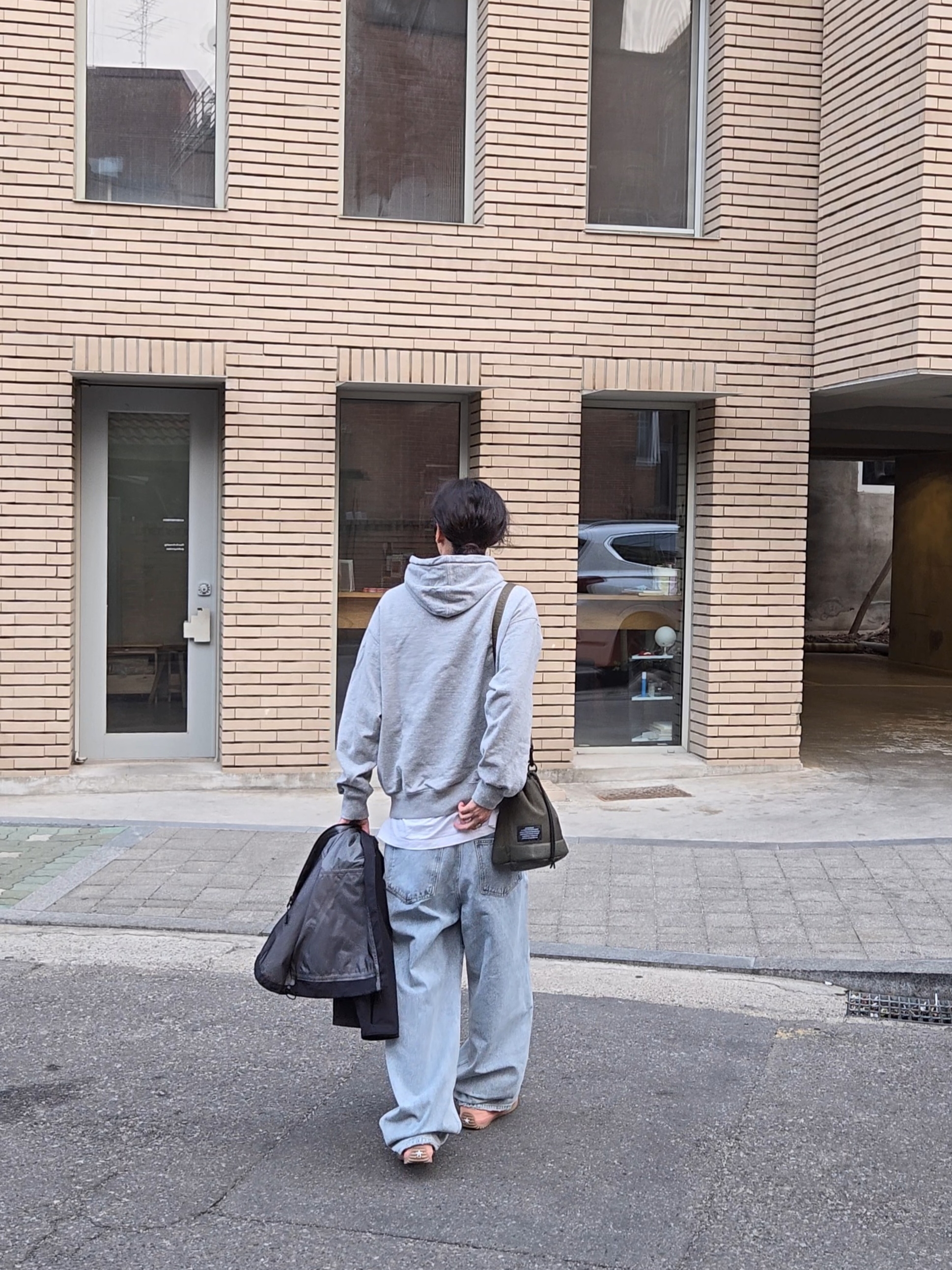 GU x Undercover Shoulder Bag Olive, Converse Run Star Trainer Flamingo Fade Egret 착용 스타일