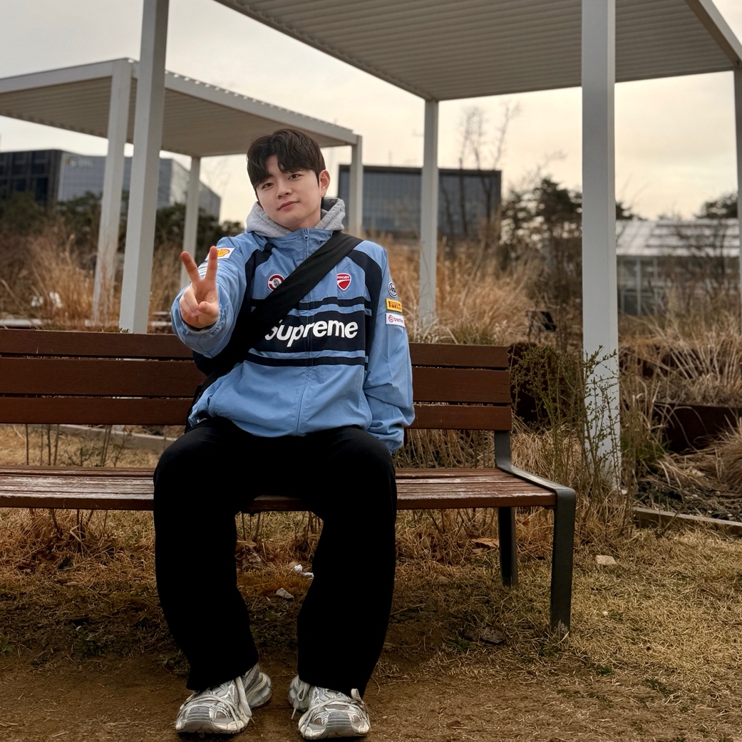 Supreme x Ducati Track Jacket Light Blue - 24SS, Balenciaga 3XL Sneakers Light Beige 착용 스타일 - 2