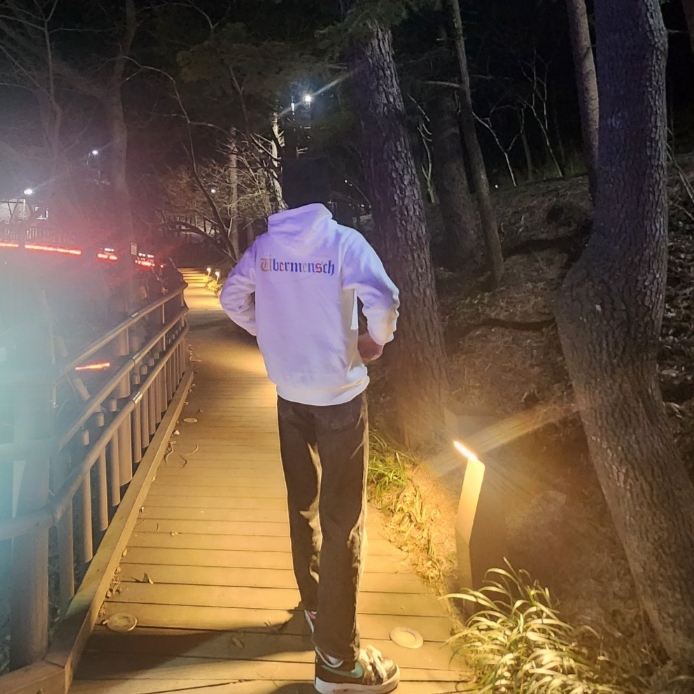 G-DRAGON Ubermensch Hoodie White, Nike x Peaceminusone Air Force 1 Low Para-Noise 3.0 Black and Multicolor 착용 스타일 - 6