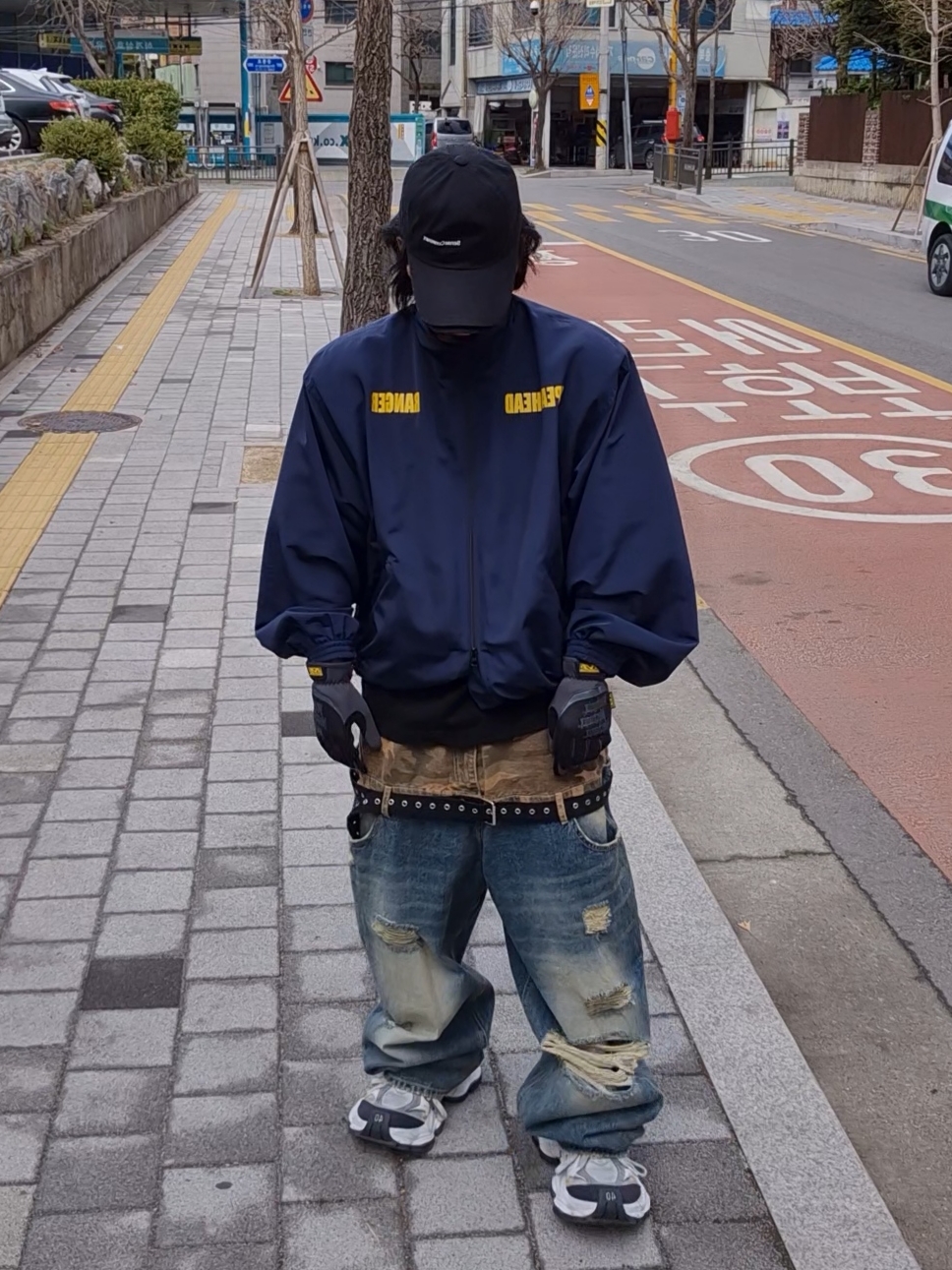 언더마이카 메이건 패디드 숄더 집업 블루종 인디아 잉크 - 23FW, 발렌시아가 카고 스니커즈 화이트 그레이 착용 스타일 - 5