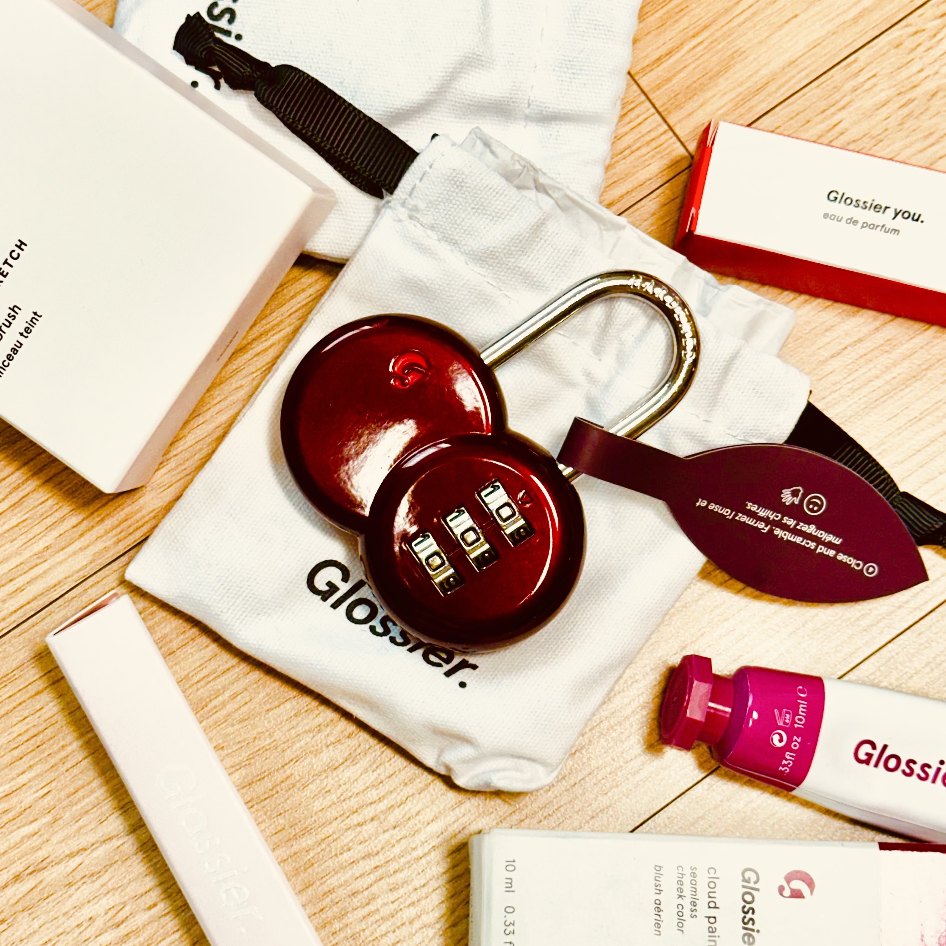 Glossier Cherry Lock 착용 스타일 - 2