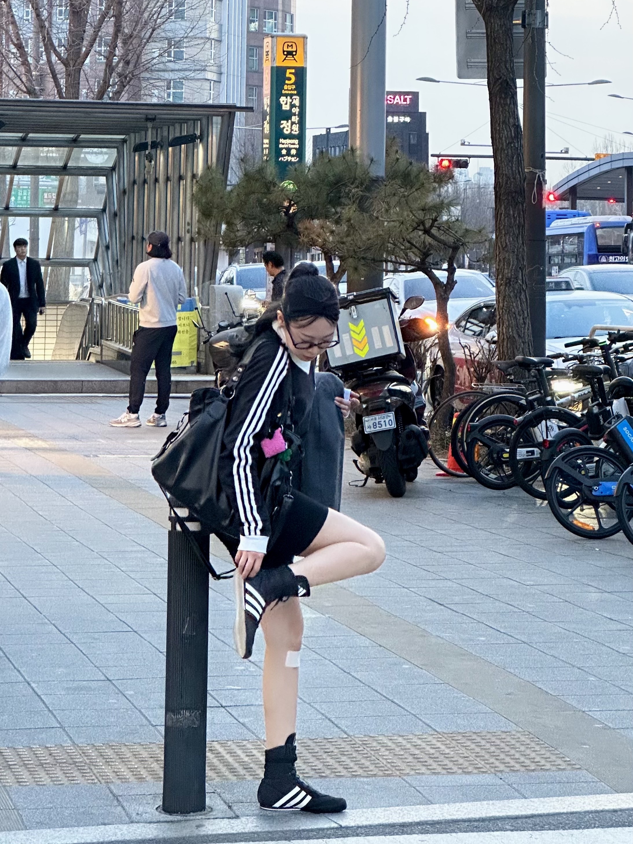 Adidas Box Hog 2.0 Boots Core Black Cloud White, Adidas Adicolor Classic 3-Stripes Long Sleeve T-Shirt Black - KR Sizing 착용 스타일 - 2