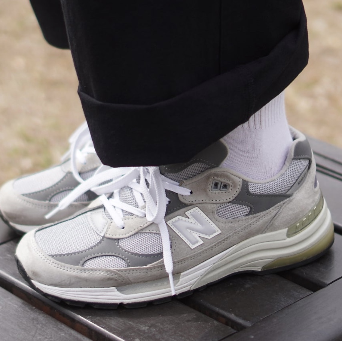 New Balance 992 Made in USA Core Grey Silver Metallic 착용 스타일 - 3