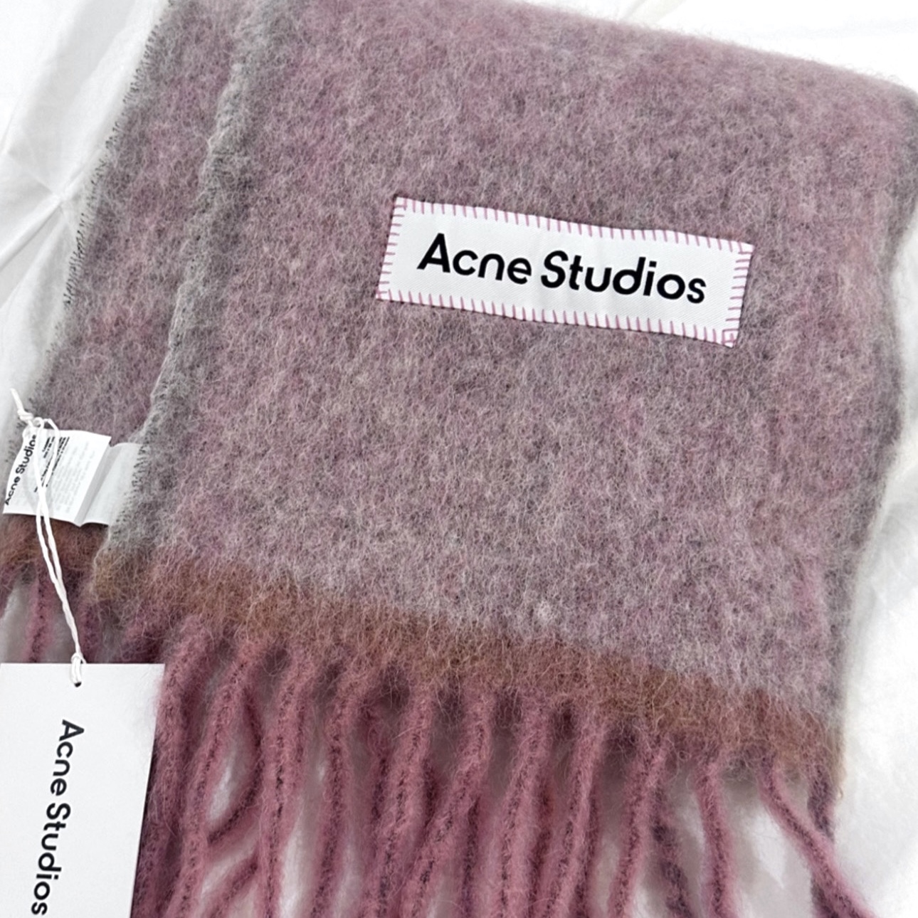 Acne Studios Mohair Wool Fringe Muffler Dusty Pink 착용 스타일 - 2