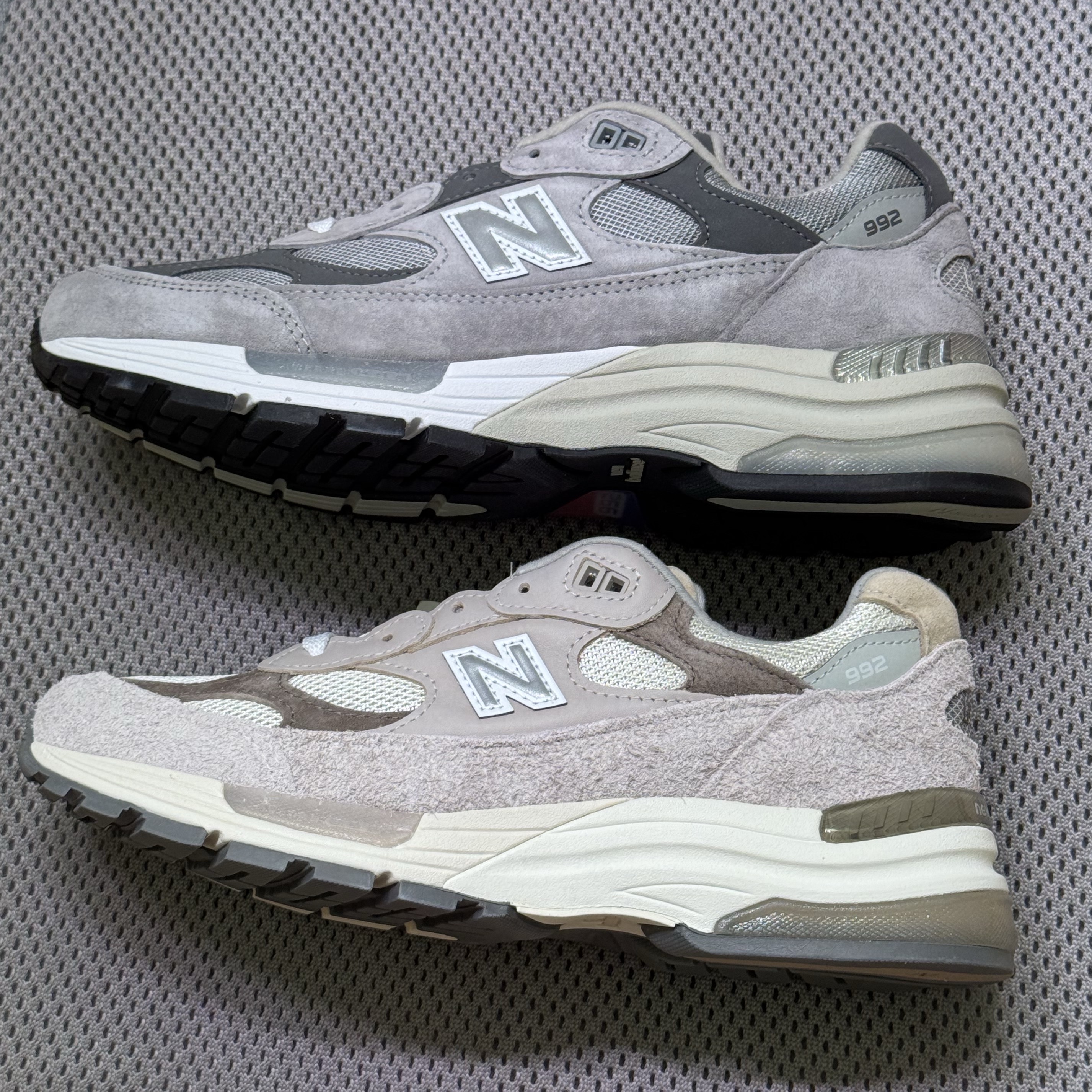 New Balance 992 Made in USA Moonrock Mushroom, New Balance 992 Made in USA Core Grey Silver Metallic 착용 스타일 - 5