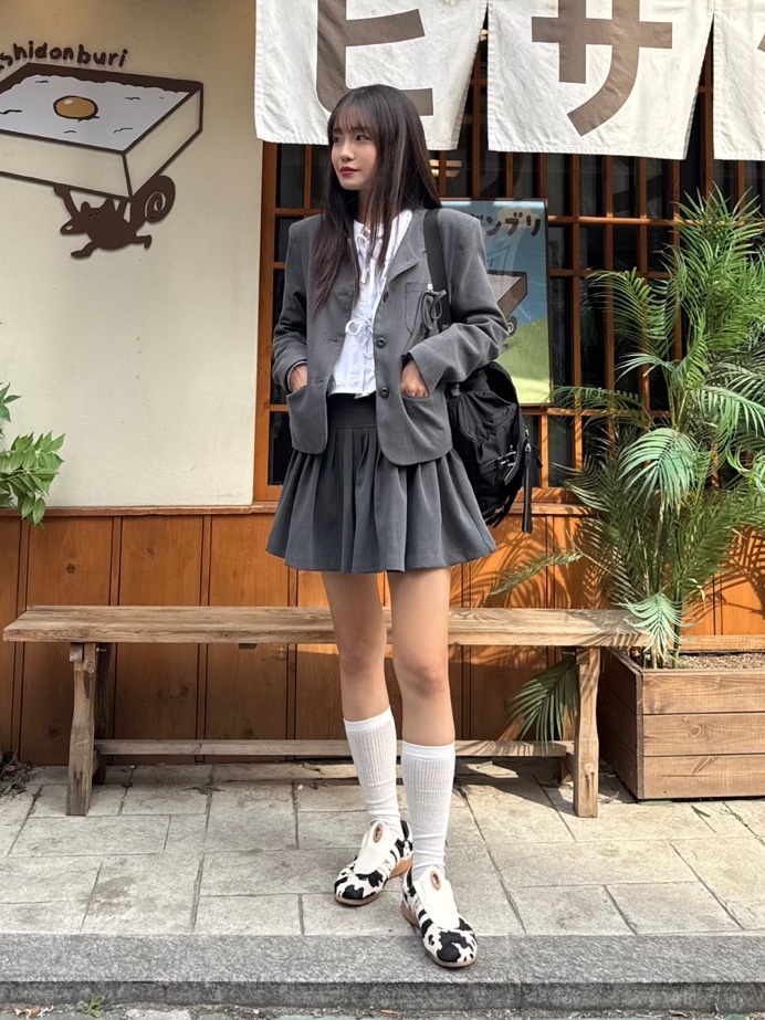 (W) 아디다스 태권도 메이 오프 화이트 서플라이어 컬러, 프라다 리나일론 미디움 백팩 블랙 착용 스타일 - 1